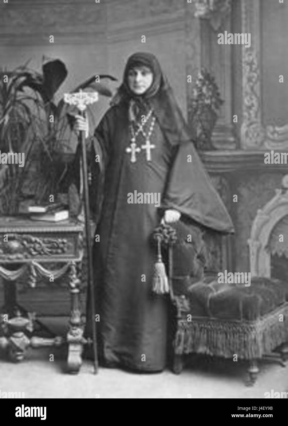 Nino Amilakhvari era una badessa notevole di Samtavro, un sito religioso storico in Georgia. Ha svolto un ruolo significativo nella comunità religiosa, in particolare nel monastero di Samtavro, noto per la sua importanza culturale e spirituale nell'ortodossia georgiana. Foto Stock