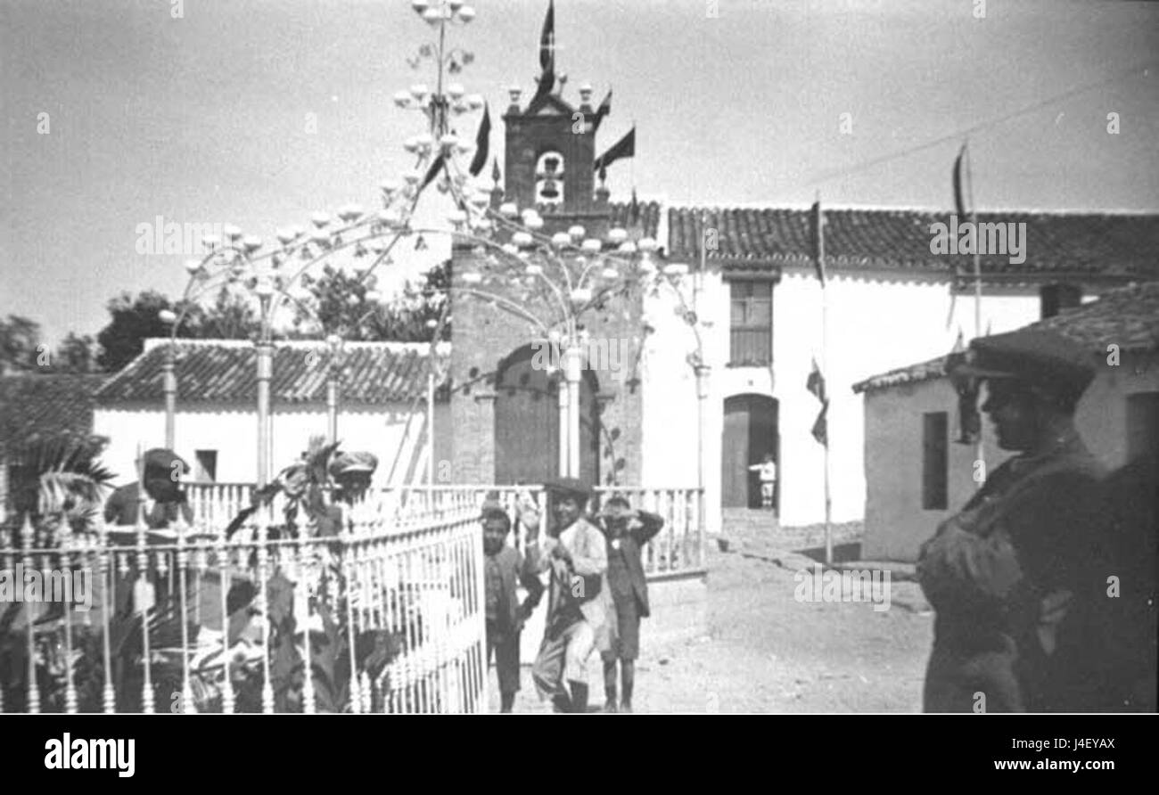 Plaza Alamillo a AznalcÃ³llar, in Spagna, è una piazza pubblica che probabilmente ha un significato storico, risalente al 1912. Potrebbe essere un punto focale per riunioni locali ed eventi della comunità nella regione. Foto Stock