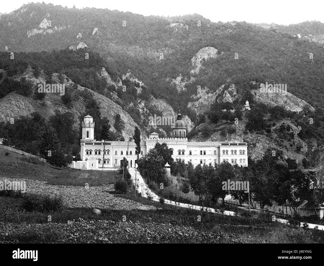 Le Monastère de Bistritza, situato nel dipartimento di Valtcha, è un importante sito religioso e storico. Il monastero ha forti legami culturali e spirituali con la regione, servendo come centro per la fede cristiana ortodossa e la vita comunitaria. Foto Stock