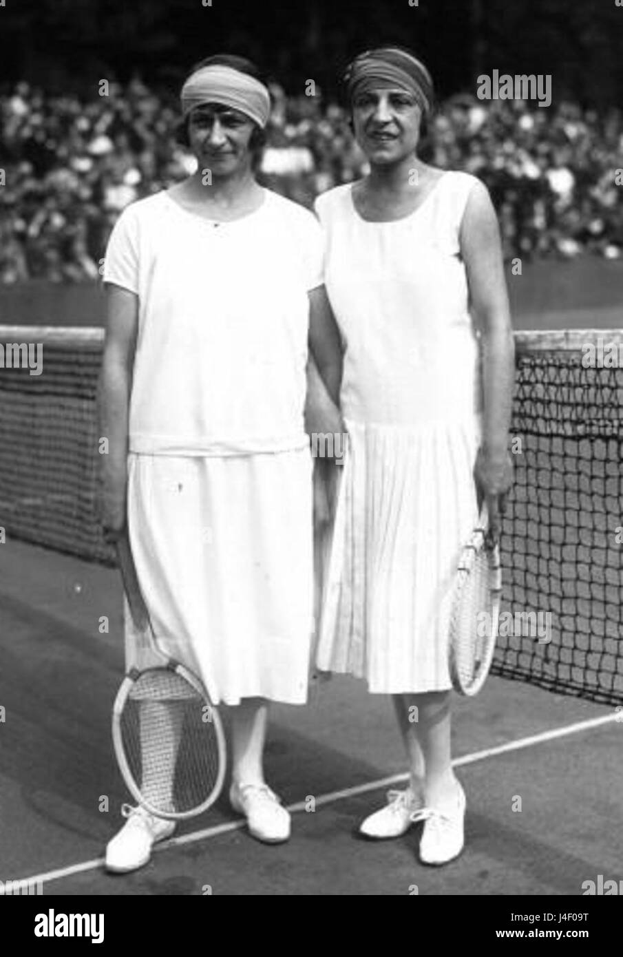Questa fotografia del 1925 mostra Kathleen McKane Godfree e Suzanne Lenglen, due leggendarie tenniste, note per i loro eccezionali risultati nello sport all'inizio del XX secolo. Foto Stock