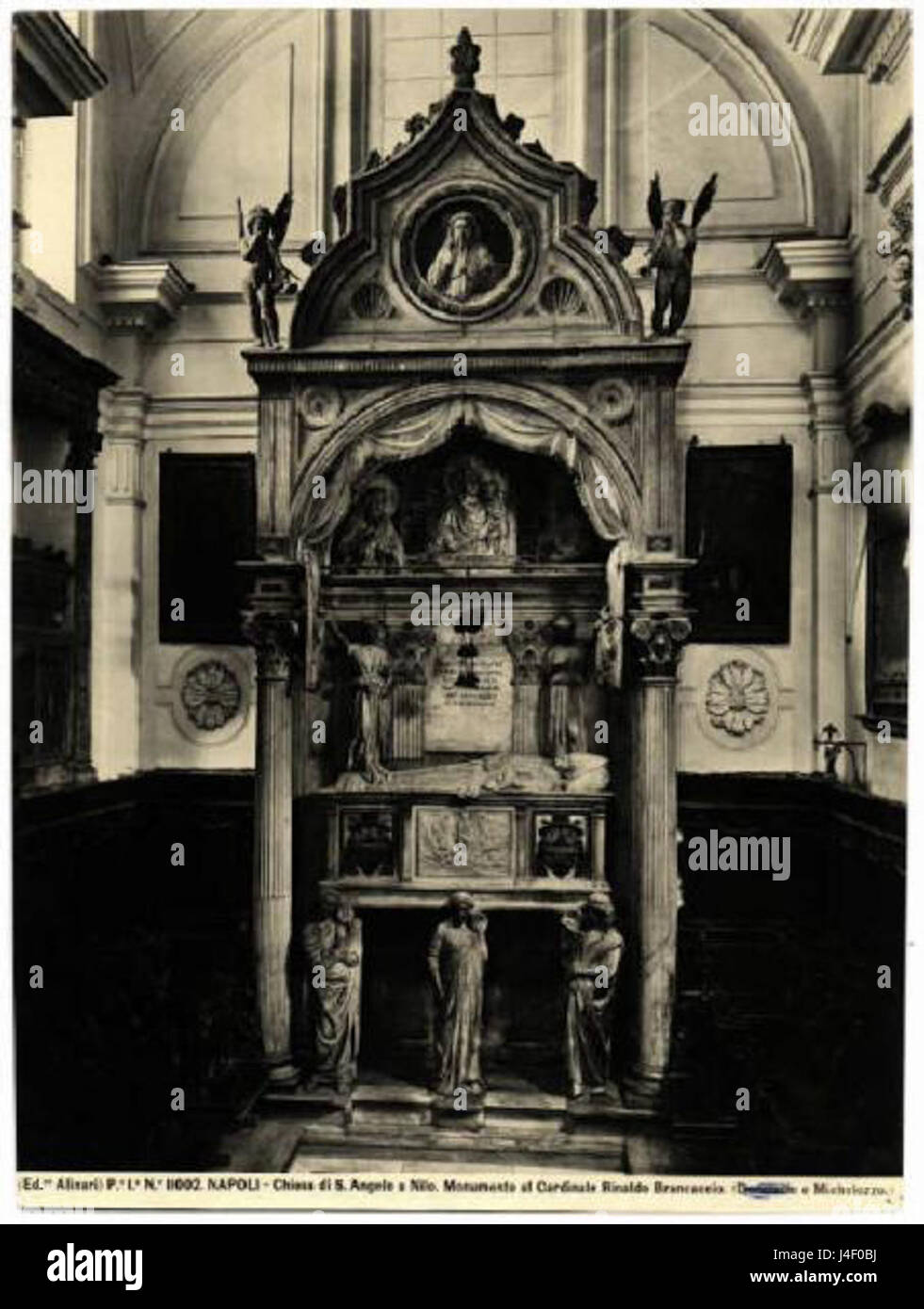 Questo titolo si riferisce a un monumento funebre dedicato a Rainaldo Brancacci, probabilmente del XIX secolo, realizzato nel 1852 da un artista o scultore italiano. Foto Stock