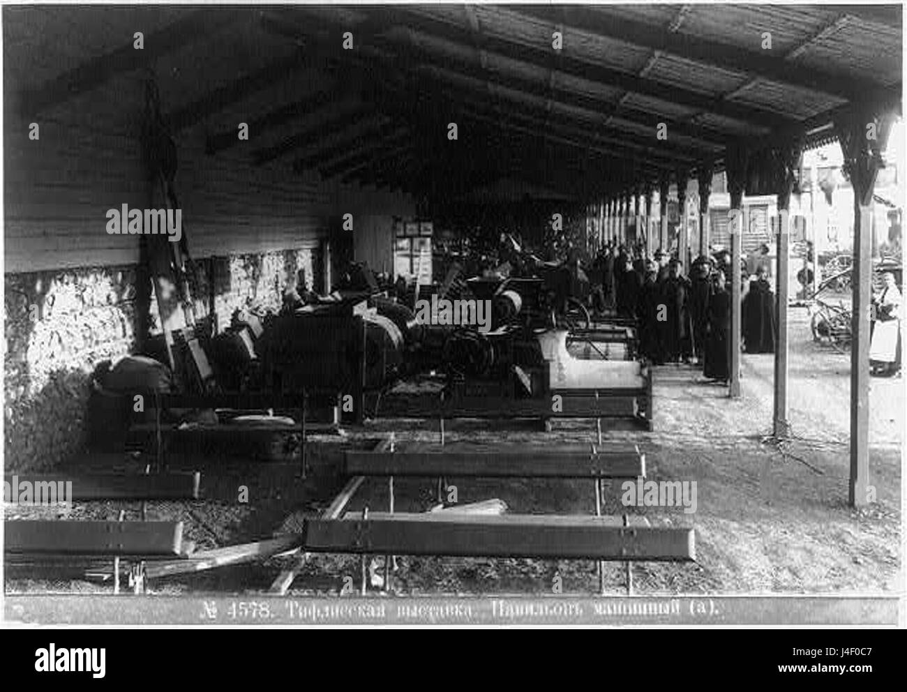 La sala macchine alla Fiera di Tiflis negli anni '1890 mostra i progressi tecnologici del tempo, con particolare attenzione ai macchinari utilizzati nell'industria e nel commercio. La fiera ha rappresentato lo sviluppo industriale e l'innovazione della regione. Foto Stock