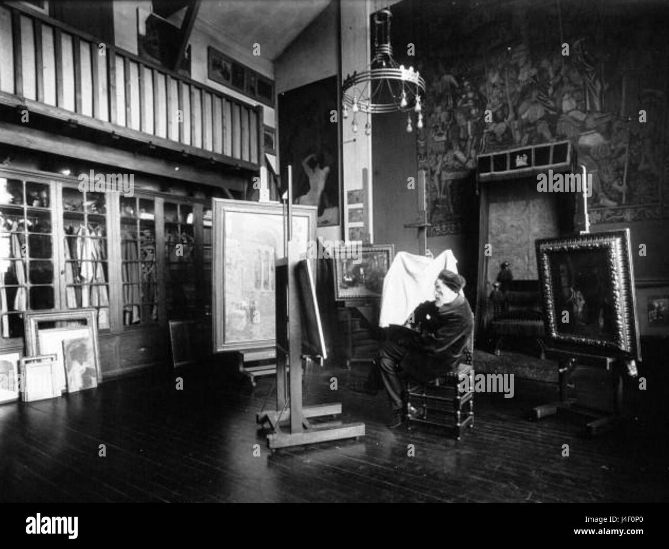 Jean Paul Laurens dans son atelier 1914 Foto Stock