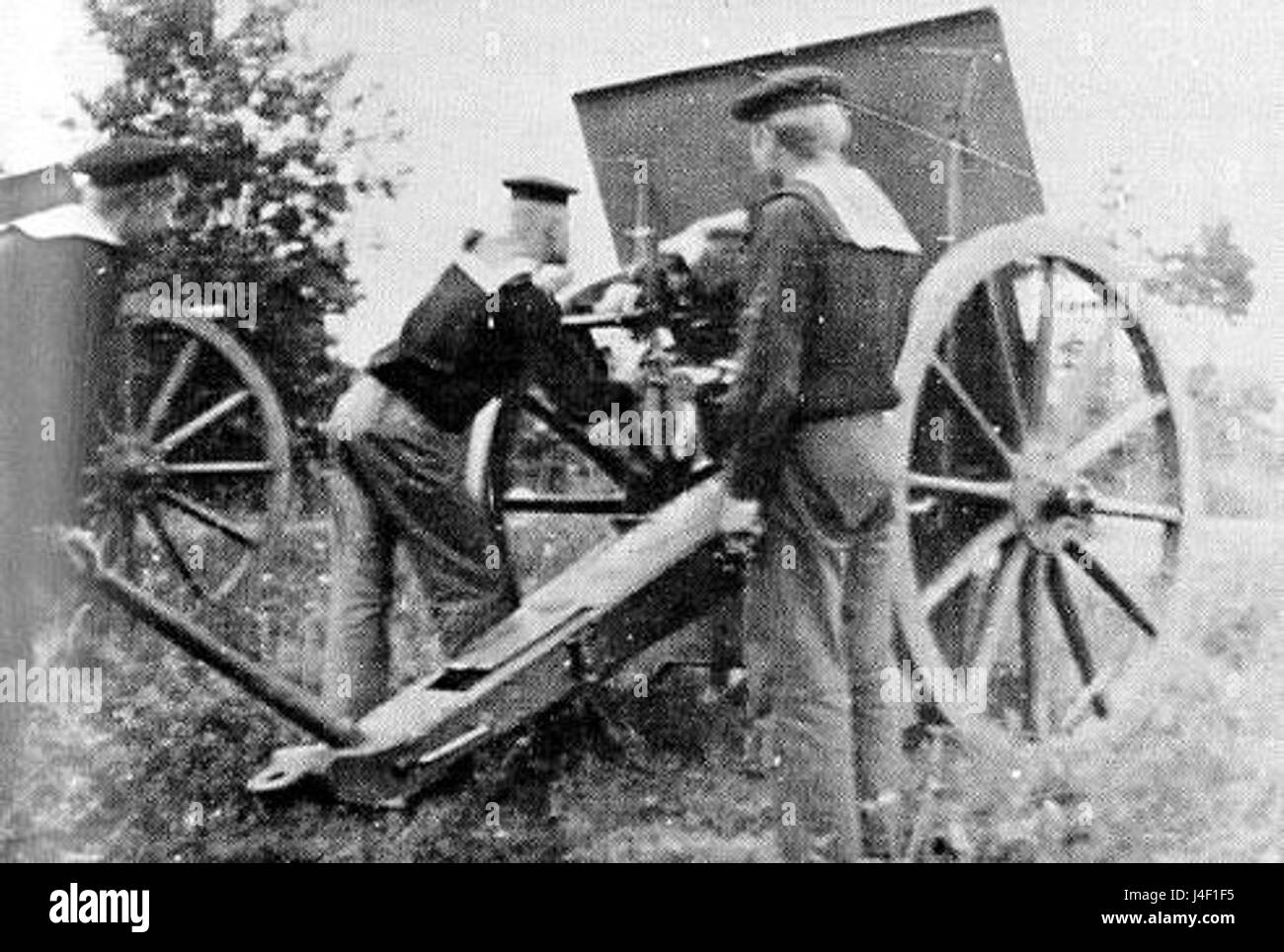 Questa immagine mostra un cannone da 8,3 cm del 1883, che mette in risalto l'artiglieria militare usata alla fine del XIX secolo. Riflette i progressi tecnologici nelle armi durante quel periodo. Foto Stock
