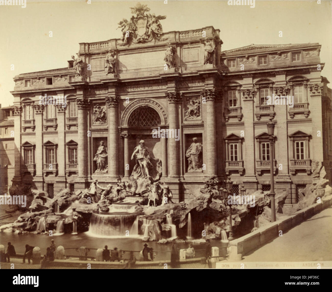 Questa immagine mostra una rappresentazione storica della Fontana di Trevi a Roma, catturandone la grandezza e i dettagli architettonici della famosa fontana barocca, progettata da Nicola salvi e completata nel 1762. Rimane uno dei monumenti più rappresentativi di Roma. Foto Stock