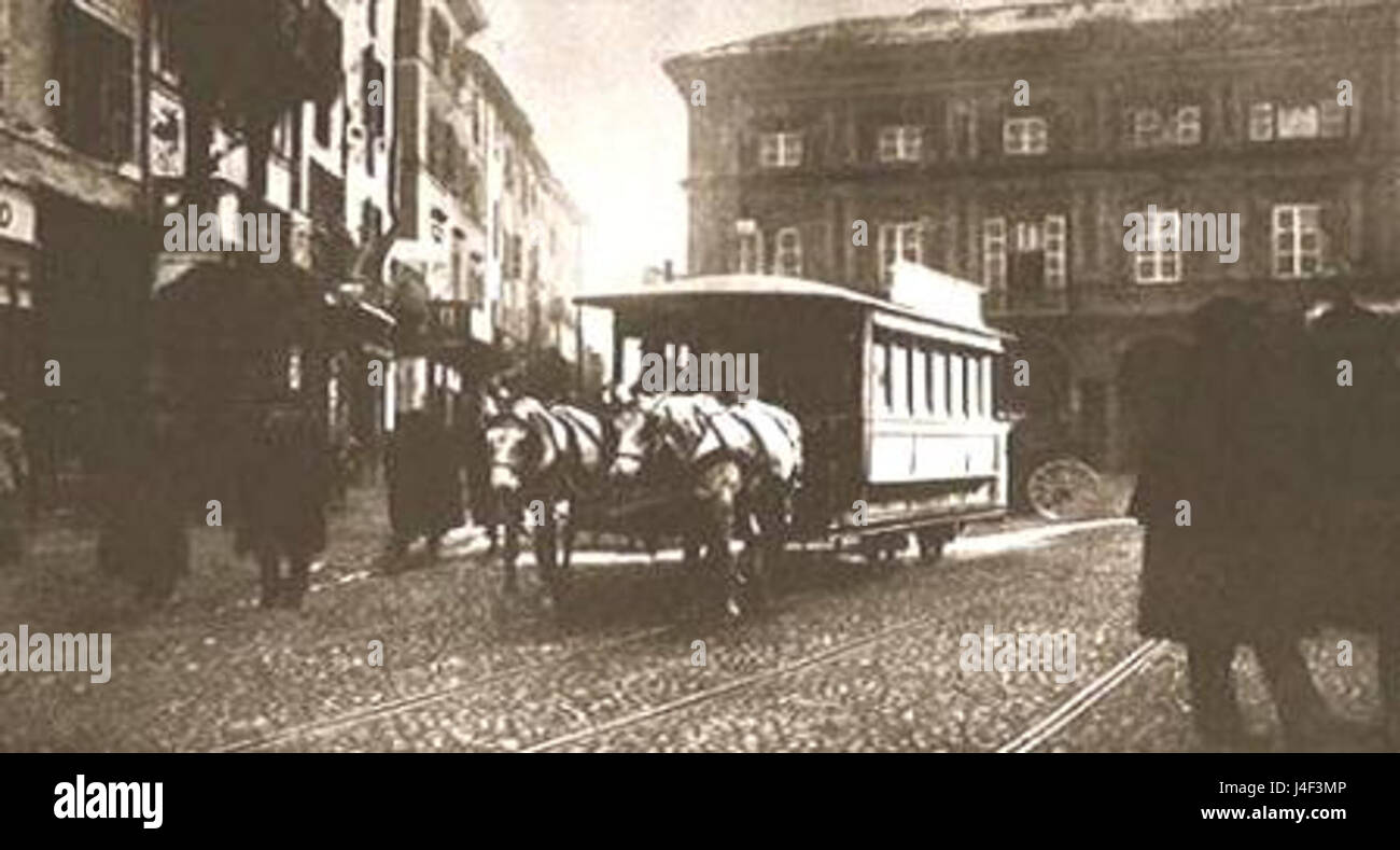 Questa immagine raffigura un tram trainato da cavalli a Piacenza, in Italia, che mette in evidenza il sistema di trasporto utilizzato in città durante il XIX secolo prima dell'avvento dei veicoli a motore. Foto Stock