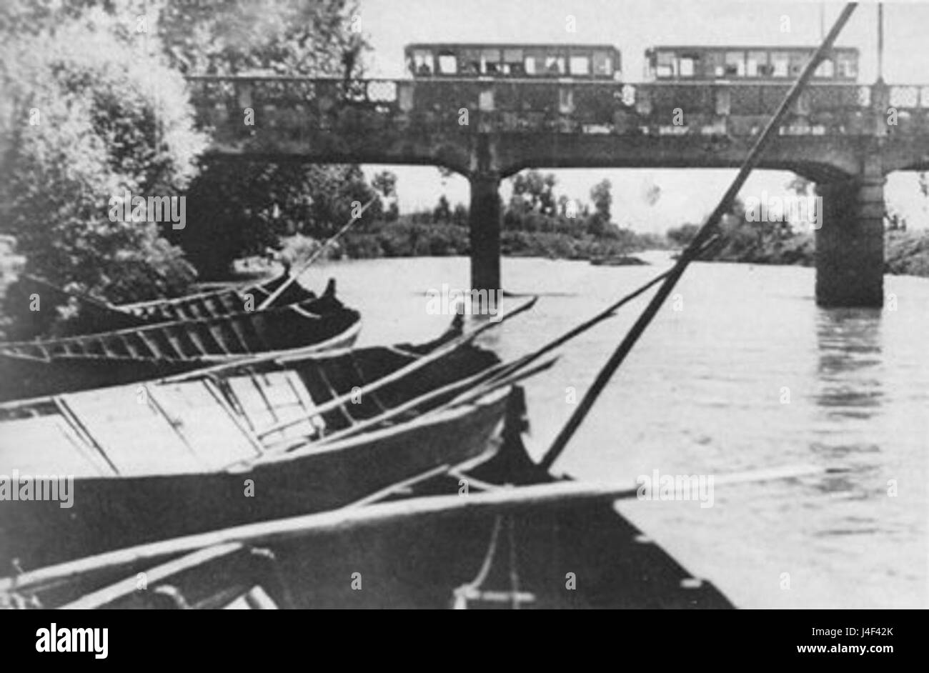 Il tram di Ponte sul Chiese è un sistema di trasporto in Italia, che serve come metodo chiave di viaggio nella regione. Collega varie aree locali e facilita l'accesso attraverso il fiume Chiese. Foto Stock