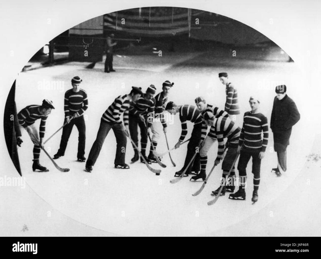Questa immagine mostra una partita di hockey tenutasi presso la pista di pattinaggio di Crystal Palace a Montreal, Quebec, nel 1881. Mette in evidenza il primo sviluppo dell'hockey su ghiaccio in Canada durante la fine del XIX secolo. Foto Stock