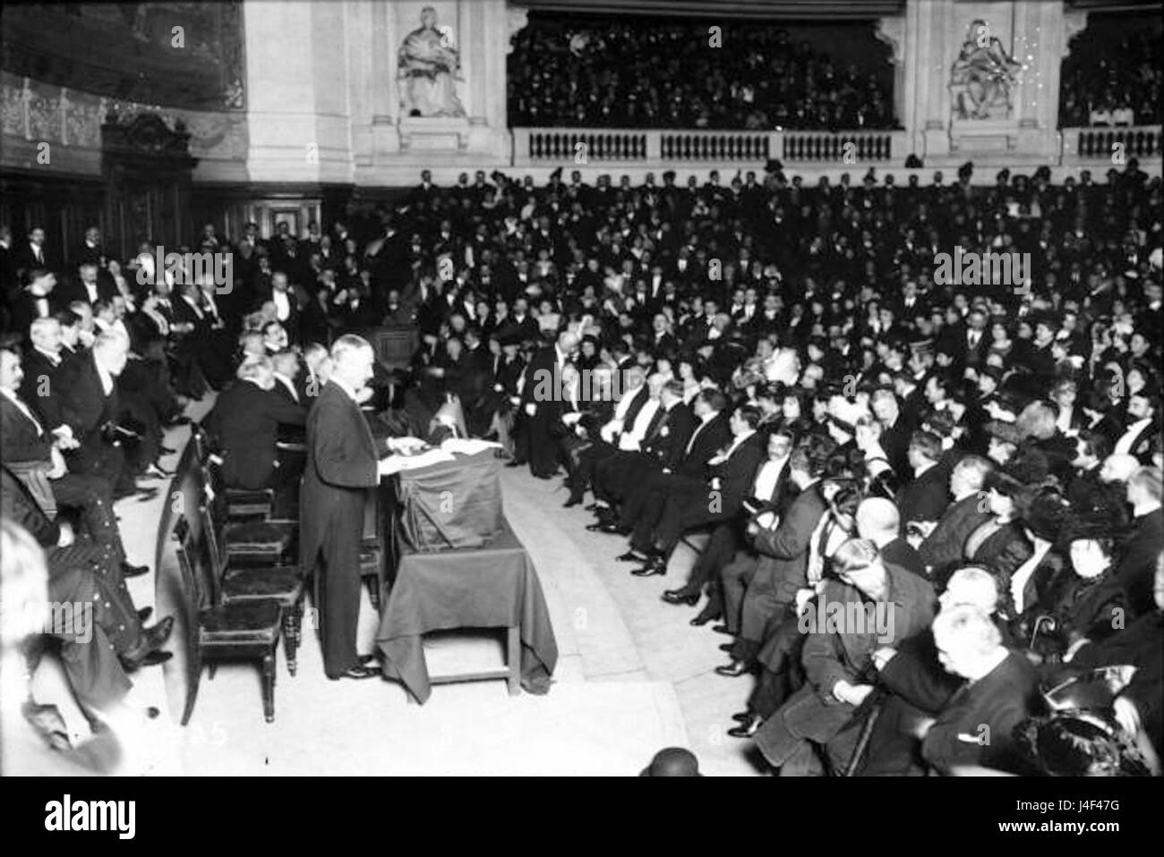 Arnold Henry Savage Landor era un esploratore, artista e scrittore che visitò la Sorbona a Parigi nel 1914. Il suo lavoro e la sua eredità includono i suoi contributi alla letteratura, all'esplorazione e alle arti Foto Stock