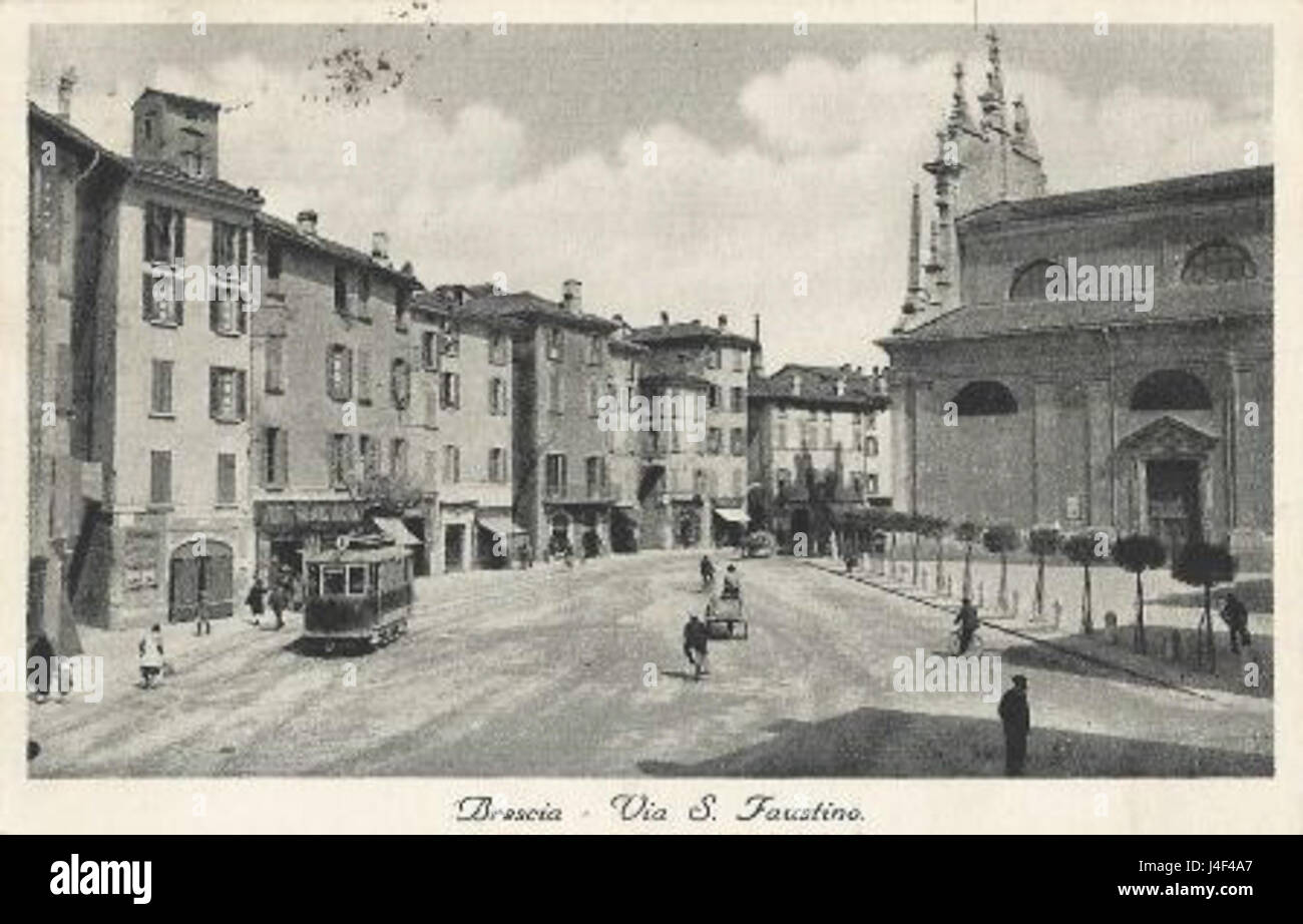 Brescia, situata nel nord Italia, è conosciuta per le sue strade storiche, tra cui via San Faustino 25. Questa zona riflette il ricco patrimonio medievale e rinascimentale della città, con notevoli architetture e monumenti storici. Foto Stock