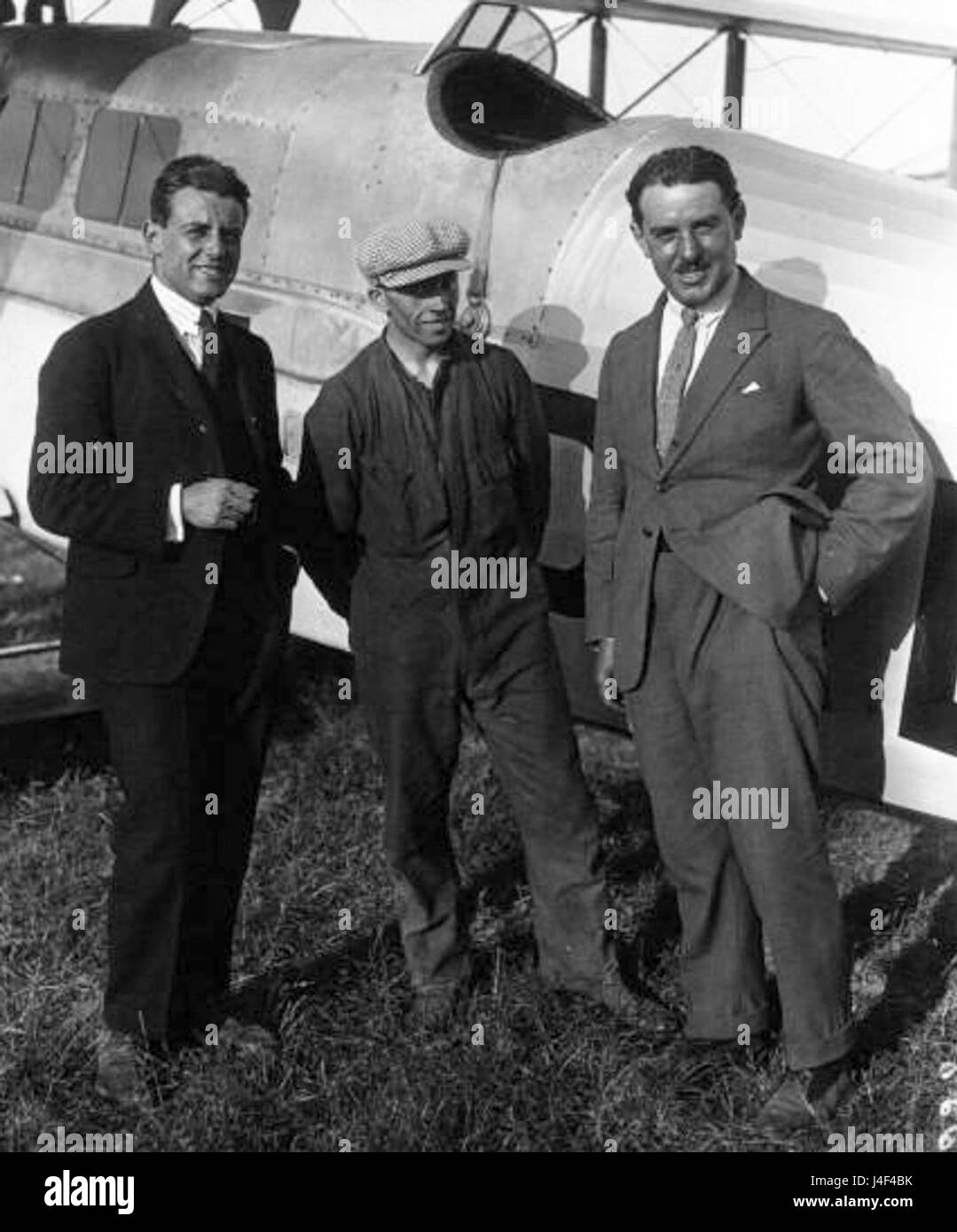 Albert Deullin e Gustave Douchy erano notevoli artisti francesi dall'inizio del XX secolo, noti per i loro contributi al mondo dell'arte nella pittura e nella scultura. Le loro opere catturano l'evoluzione del paesaggio artistico francese di quel tempo. Foto Stock