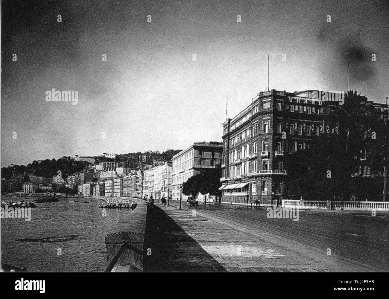 Napoli via Caracciolo è una strada importante lungo il lungomare di Napoli, in Italia, che offre splendide vedute del Golfo di Napoli. Il Grand Hotel 6 è un edificio iconico situato in questa strada, noto per il suo lusso e il suo significato storico. I visitatori possono godere sia della vista panoramica sulla costa che dell'elegante atmosfera dell'hotel, che fa parte del patrimonio storico della città da anni. Foto Stock