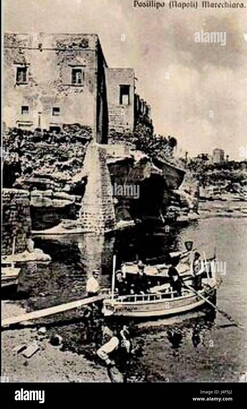 Napoli Marechiaro è un quartiere costiero di Napoli, in Italia, noto per i suoi panorami pittoreschi e il suo significato storico nello sviluppo della città. L'area è stata celebrata per i suoi splendidi paesaggi e il suo legame con la cultura e la cucina tradizionali italiane. Foto Stock