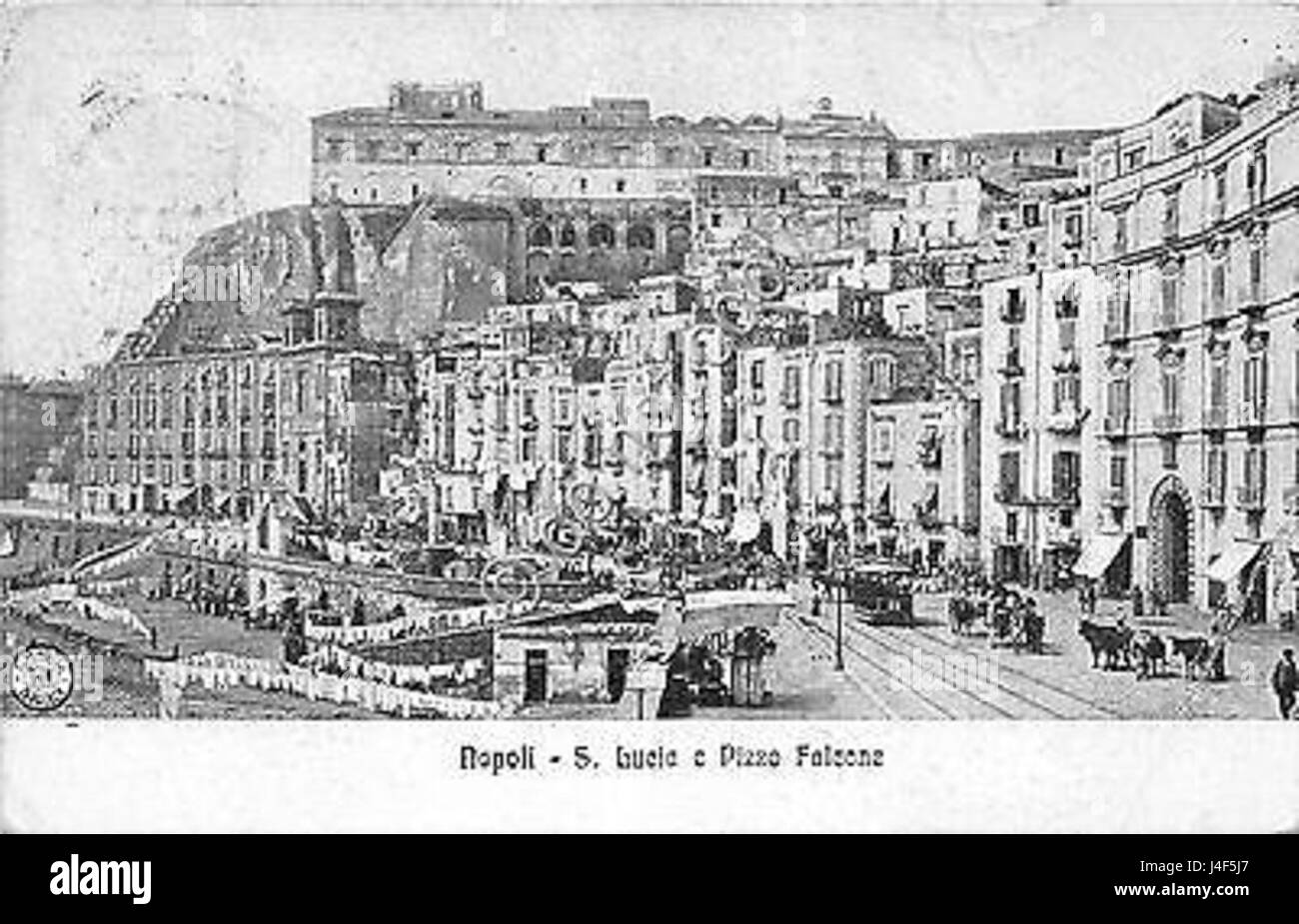 Napoli Santa Lucia si riferisce a una famosa zona di Napoli, in Italia, conosciuta per il suo porto panoramico e la vibrante atmosfera culturale. È una destinazione popolare sia per i turisti che per la gente del posto, che offre vedute del Golfo di Napoli e del Vesuvio. Foto Stock