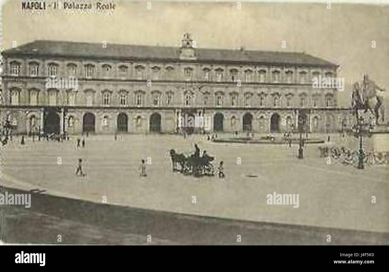 Un'immagine di Piazza del Plebiscito e del Palazzo reale di Napoli, un'importante piazza storica e punto di riferimento della città. Foto Stock