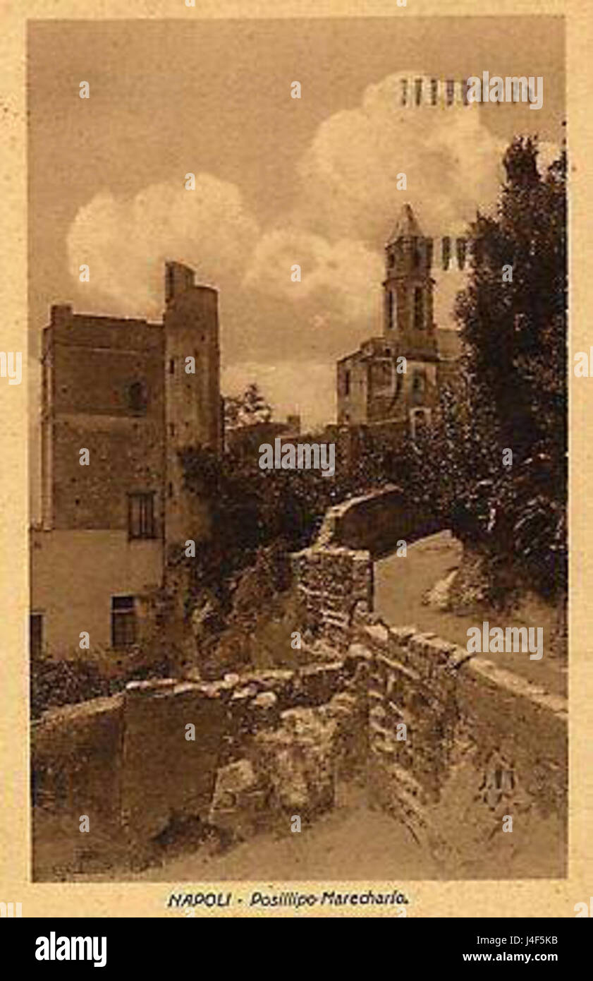 Questo si riferisce ai quartieri di Posillipo e Marechiaro a Napoli, in Italia, noti per le loro vedute panoramiche costiere, la ricca storia culturale e rinomati per i loro pittoreschi paesaggi. La zona è una destinazione popolare per turisti e artisti. Foto Stock