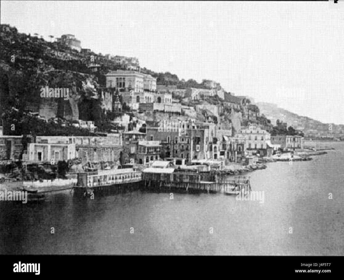 Napoli Posillipo si riferisce al quartiere di Posillipo a Napoli, noto per le sue vedute panoramiche del Golfo di Napoli, le ville di lusso e il significato storico. Foto Stock