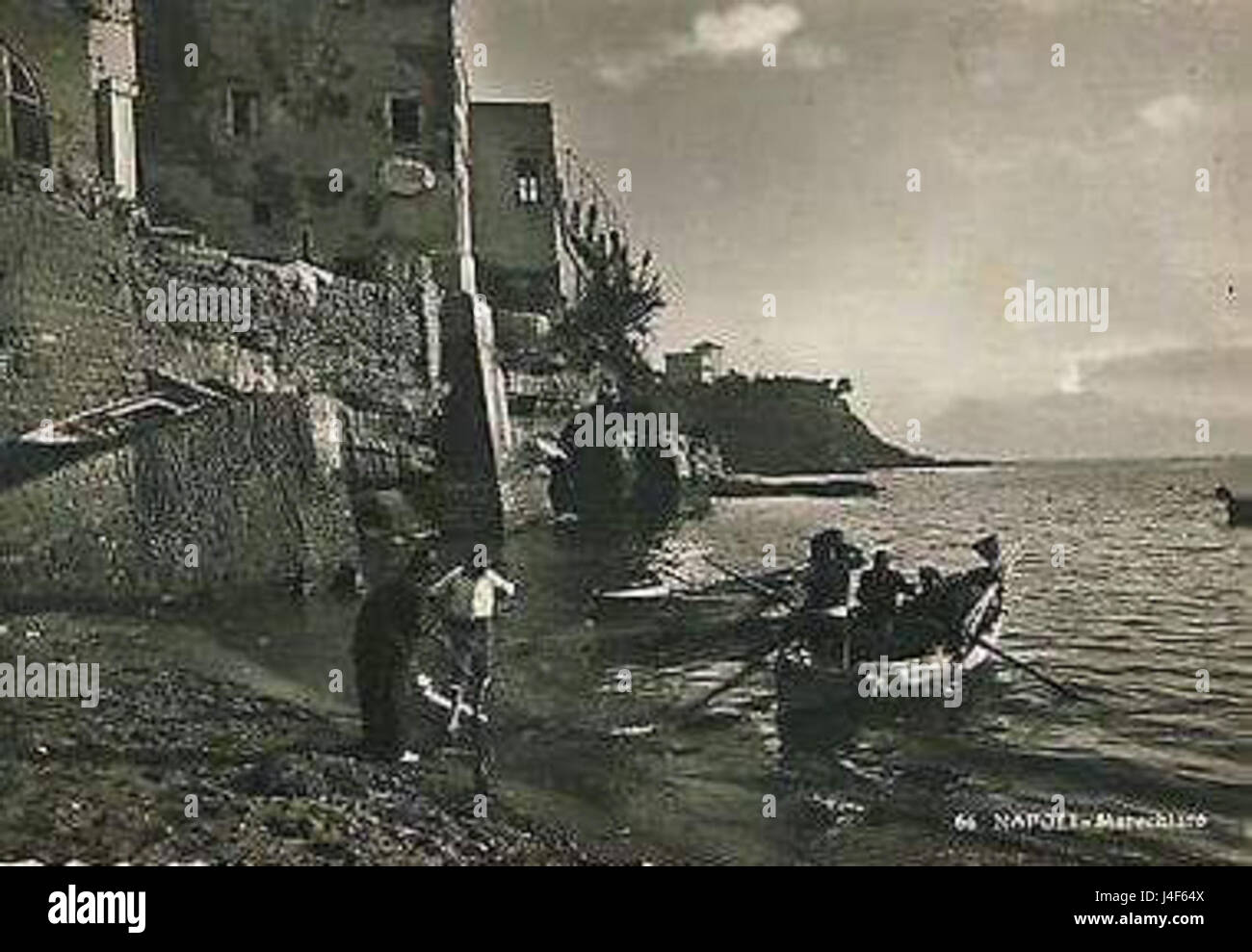 "Napoli Marechiaro" si riferisce al pittoresco quartiere balneare di Napoli, in Italia. Conosciuta per la sua splendida costa, questa zona è stata oggetto di numerose opere artistiche, celebrata per le sue vedute panoramiche e il fascino mediterraneo. Foto Stock