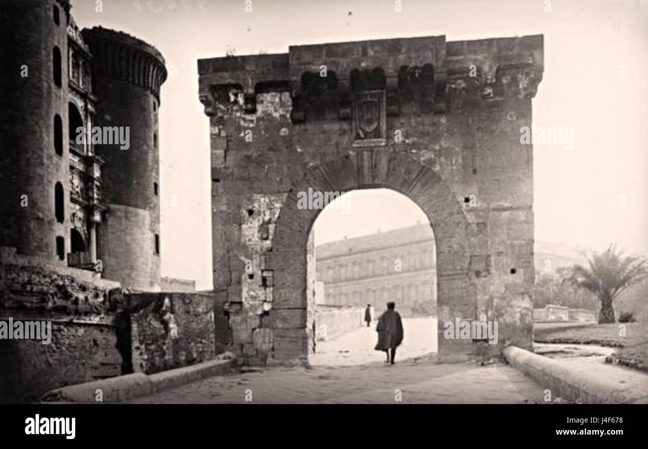 Napoli porta della Cittadella si riferisce alla porta della città di Napoli, in Italia. Questa struttura storica rappresenta una parte importante del patrimonio architettonico e culturale della città. Foto Stock