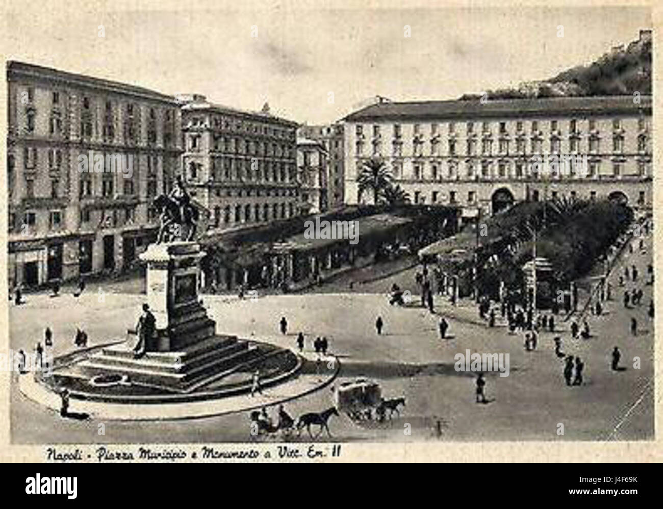 Piazza Municipio è una piazza storica di Napoli, nota per il suo significato architettonico e il ruolo di punto centrale per gli eventi civili e culturali. Foto Stock