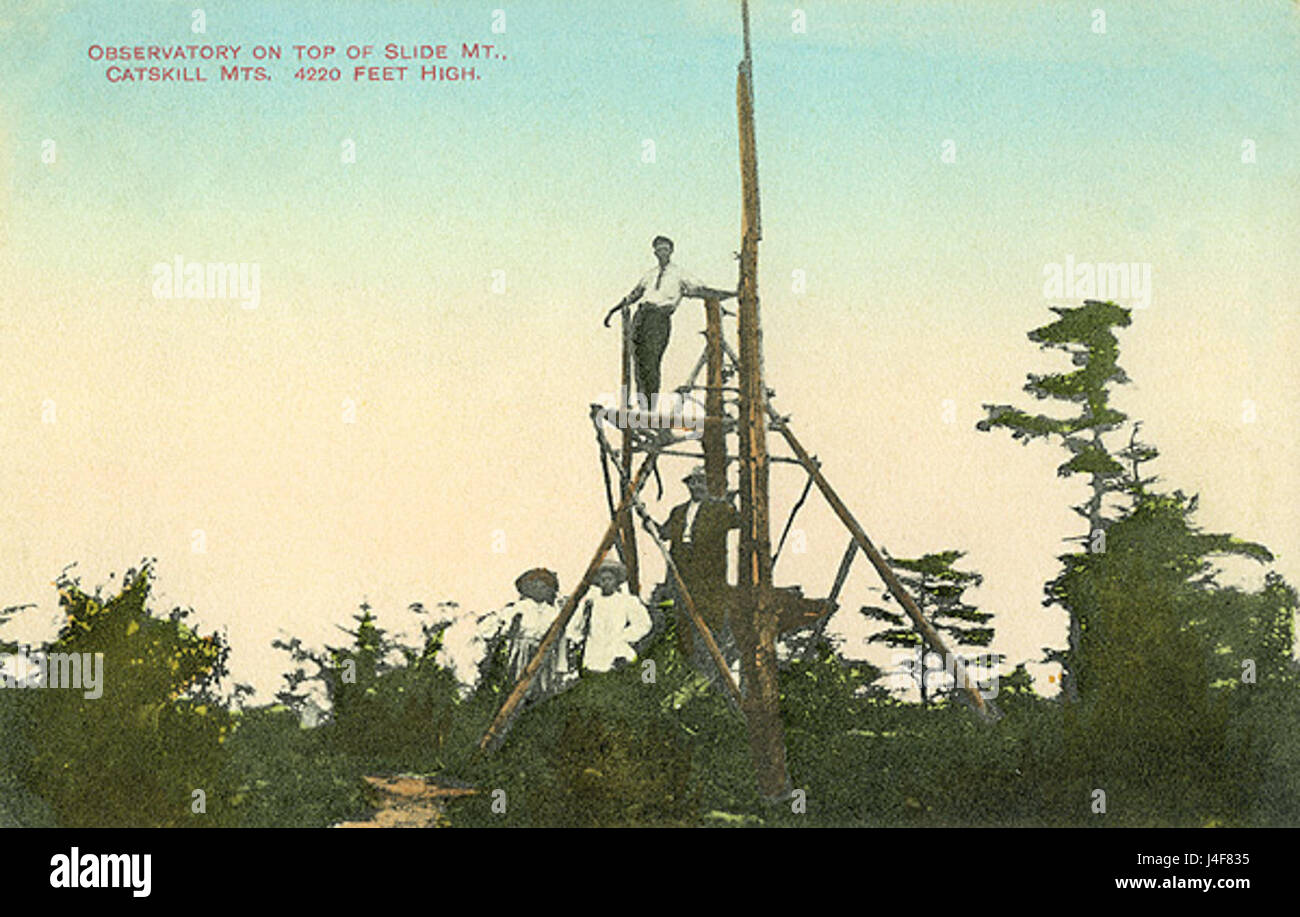 Una torre di scorrimento si riferisce a una struttura progettata con scivoli, spesso presenti in parchi giochi, parchi acquatici o parchi divertimenti. Queste torri sono solitamente caratterizzate da scivoli di varie forme e dimensioni, che offrono divertimento ed emozioni ai visitatori di tutte le età. Sono un'attrazione comune nelle strutture ricreative e sono progettate per la sicurezza, il divertimento e l'attività fisica. Foto Stock
