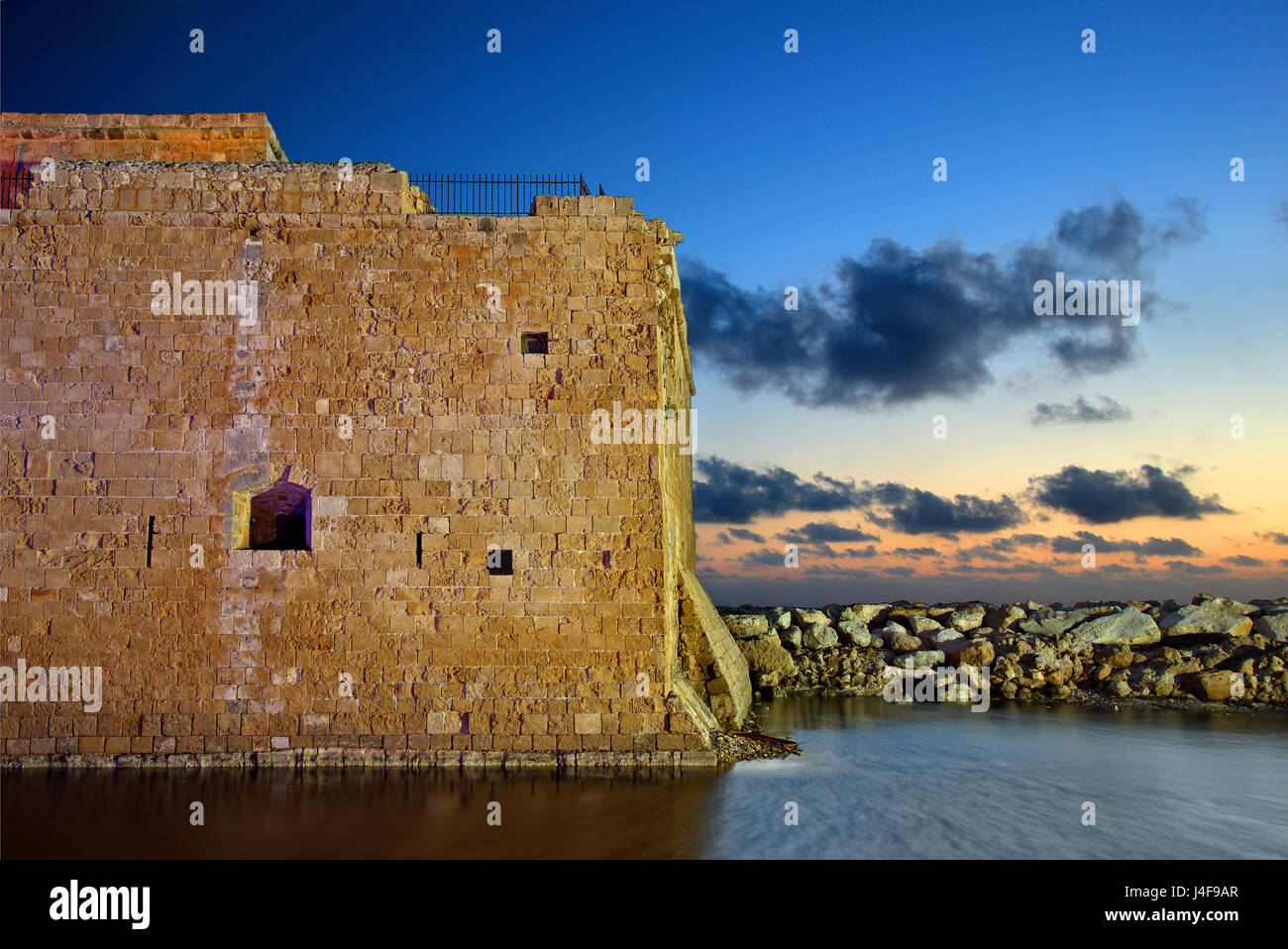 Il Castello di Paphos nel 'blu' ora, Cipro.Paphos è su del 2 capitali europee di cullture per 2017. Foto Stock