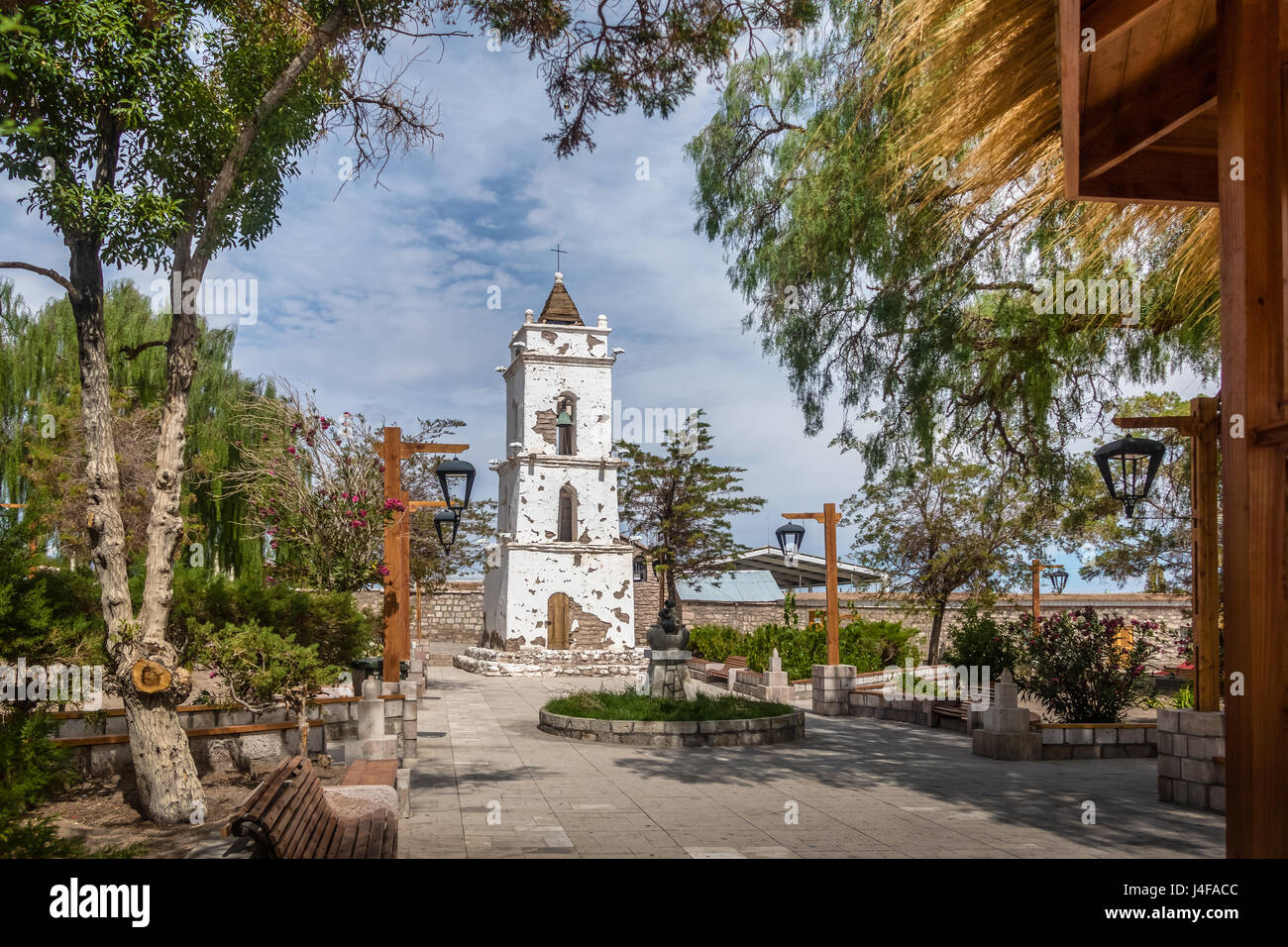 Il campanile della chiesa (Campanario de San Lucas) al villaggio di Toconao Piazza principale - Toconao, il Deserto di Atacama, Cile. Foto Stock