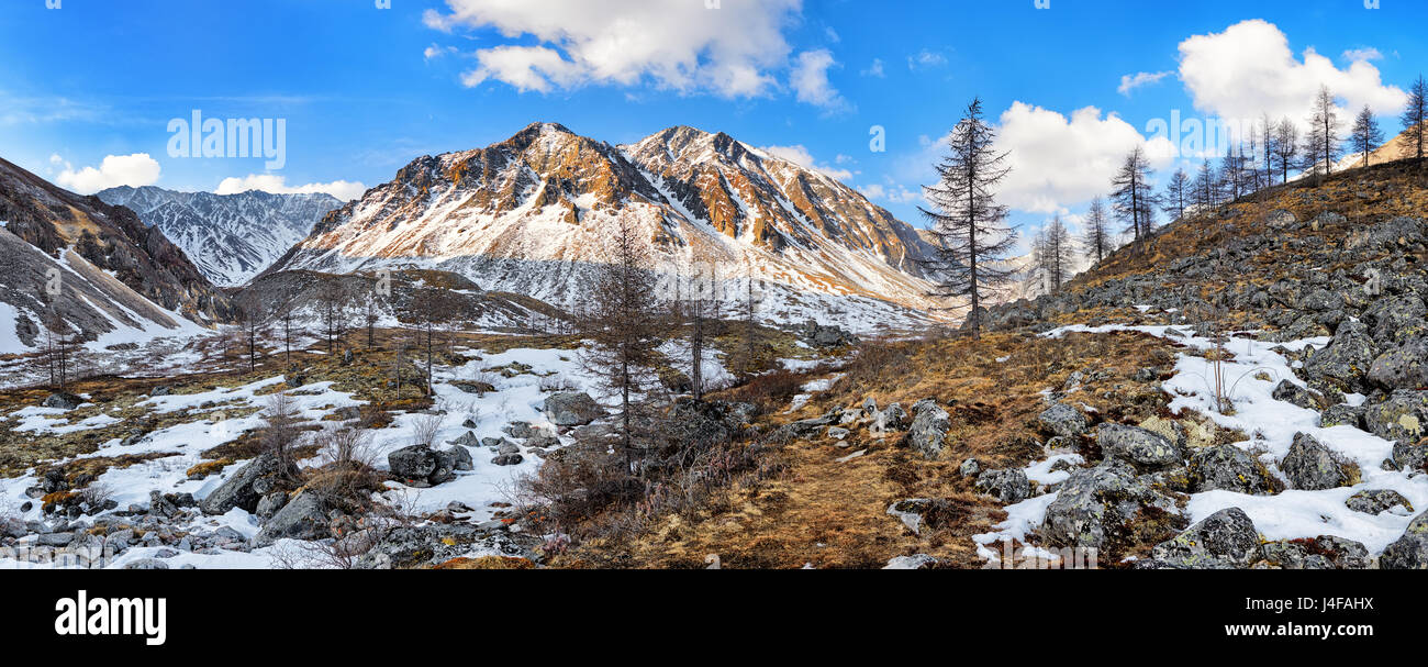 Nameless picco di montagna e lo streaming di valle. Siberiano tundra alpina a fine aprile. Grande Sayan. Munch-Sardyk. La Russia Foto Stock