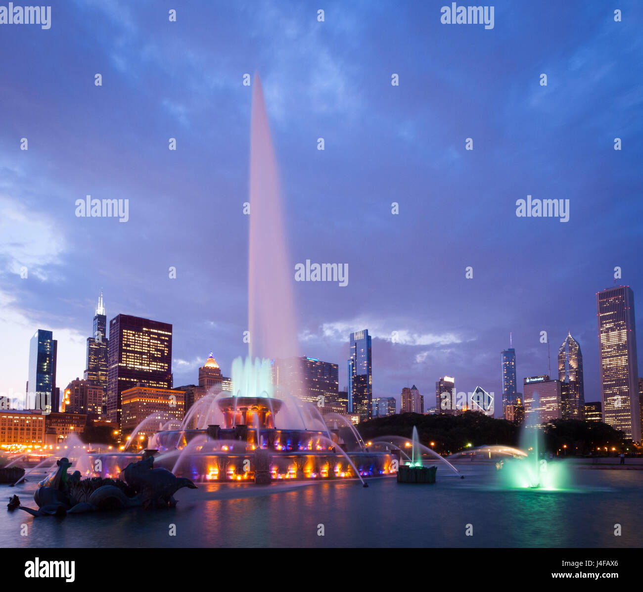 La spettacolare Buckingham Fountain di notte, in estate, nel Grant Park di Chicago, Illinois. Foto Stock