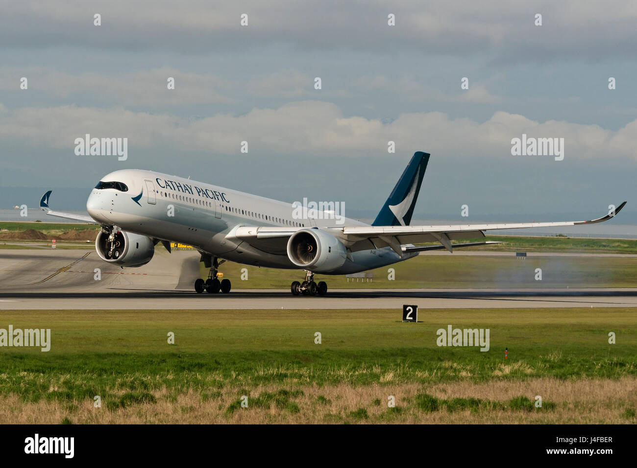 Cathay Pacific Airways piano aereo Airbus A350 (A350-900) lo sbarco dall'Aeroporto Internazionale di Vancouver Foto Stock