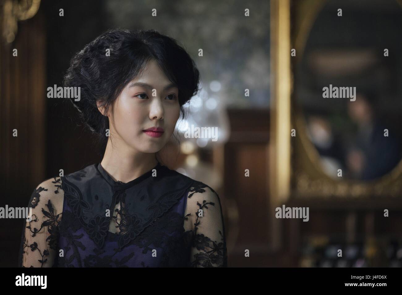 L Ancella Ah-ga-ssi Anno : 2016 Corea del Sud Direttore : Park Chan-wook Min-hee Kim foto: Jae-Hyeok Lee. È vietato riprodurre la fotografia al di fuori del contesto della promozione del film. Esso deve essere accreditato al Film Company e/o il fotografo assegnato da o autorizzati da/ammessi sul set del Film Company. Limitato a uso editoriale. Foto12 non concede diritti di pubblicità delle persone rappresentate. Foto Stock