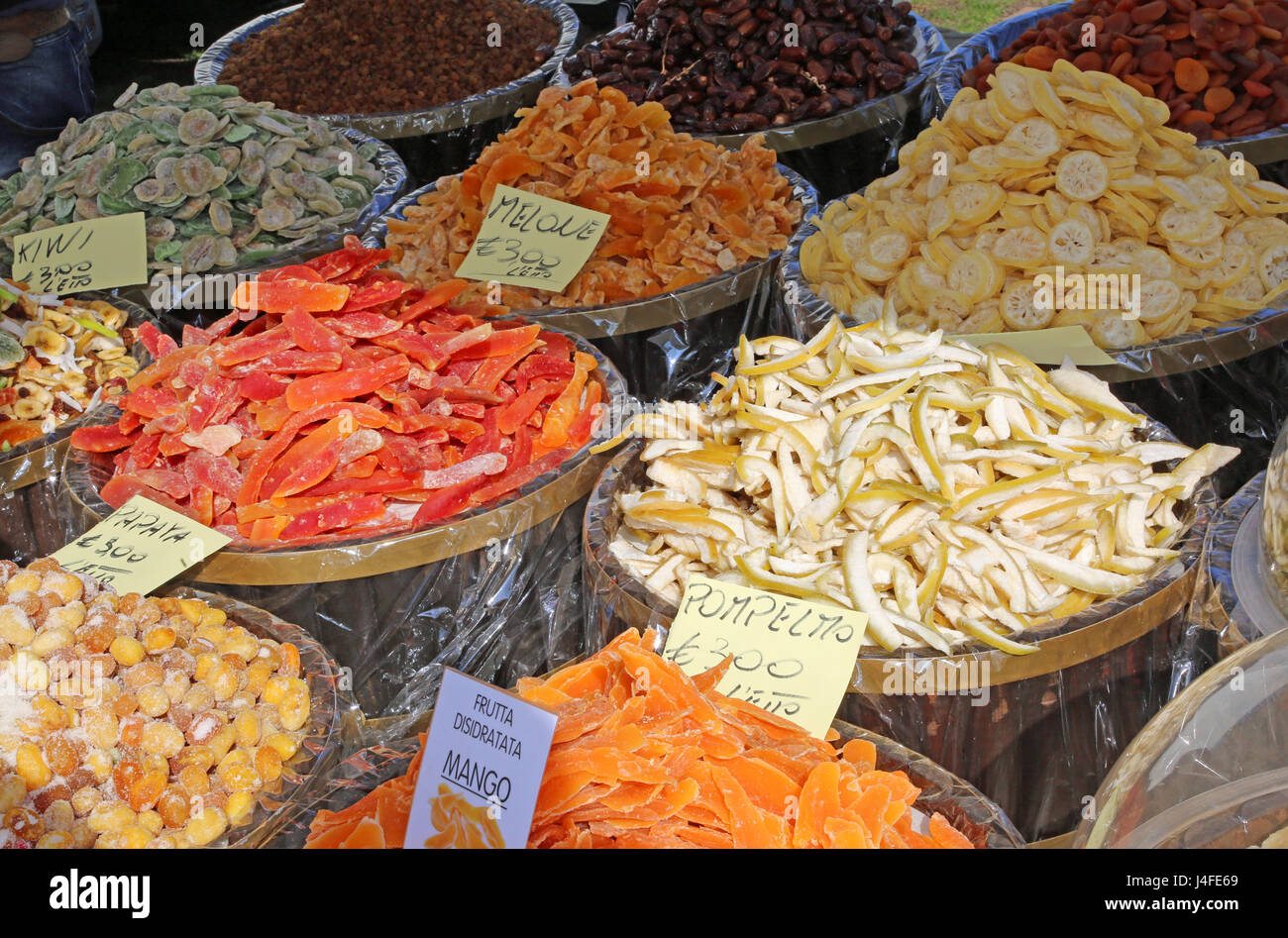 Frutta secca per la vendita sul mercato italiano con i nomi dei frutti in  italiano e il prezzo in euro Foto stock - Alamy