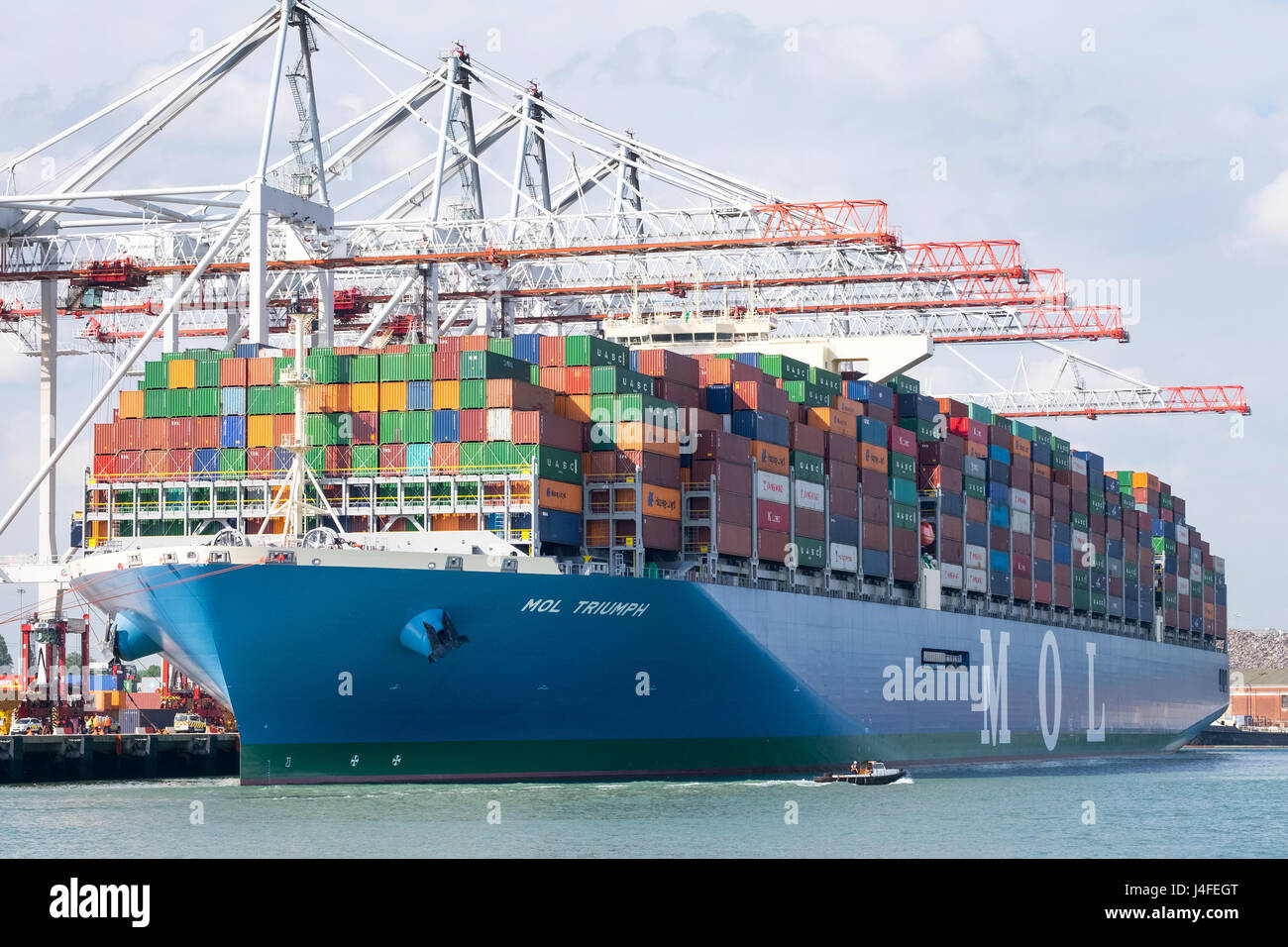 MOL trionfo di portacontainer a DP World container dal porto di Southampton Docks. MOL trionfo è uno dei mondi più grandi navi portacontainer Foto Stock