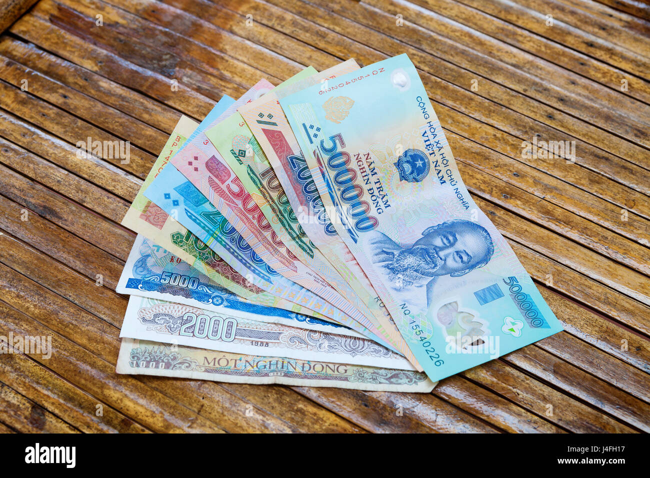 Banca vietnamita note: 1000, 2000, 5000, 10000, 20000, 50000, 100000, 200000 e 500000 vietnam dongs (VND) sulla tabella. Quantità di 500000 VND è equa Foto Stock