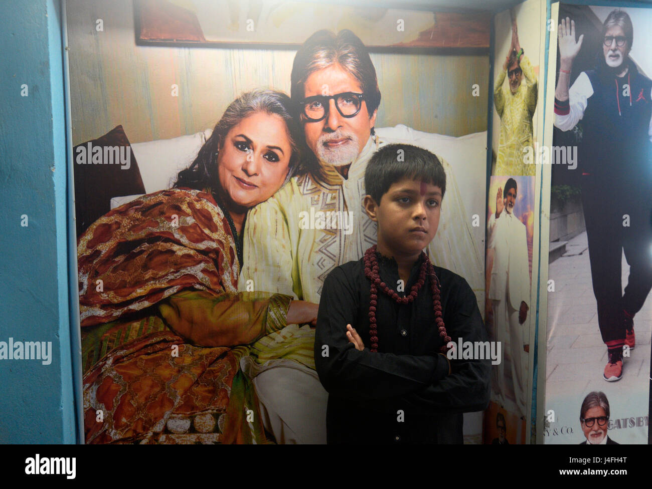 Kolkata, India. Il 12 maggio 2017. Amitabh Bachchans usura ventole 'Sarkar 3', film abbigliamento e poste come Amitabh Bachchan in questa occasione. Amitabh Bachchans ventole membri della Associazione celebrare il rilascio di 'Sarkar 3' indossando il costume come Amitabh Bachchan nel film "arkar 3' in Kolkata. Credito: Saikat Paolo/Pacific Press/Alamy Live News Foto Stock