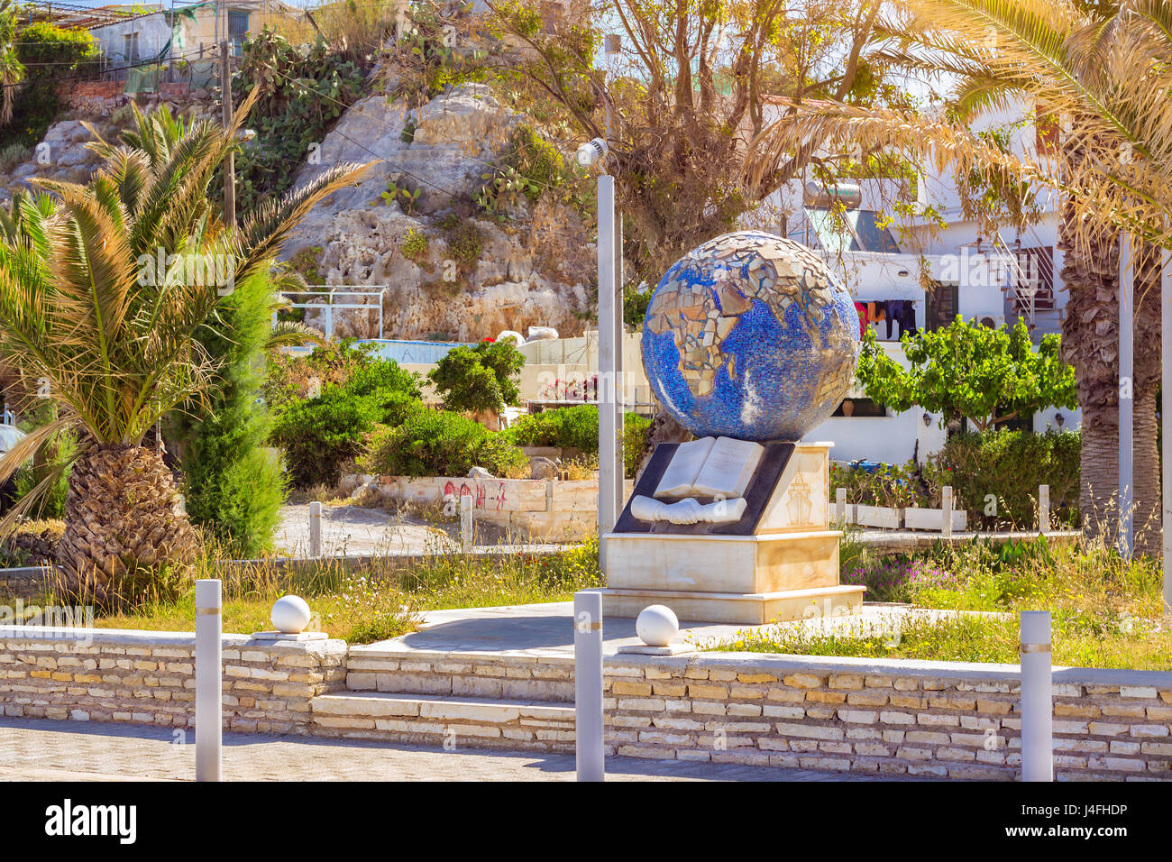 Rethymno, Grecia - 3 Maggio 2016: monumento con il Globe, il libro e la stretta di mano nel Memorial Park lungo la promenade Emmanouil Kefalogianni. Park a piedi di fortr Foto Stock