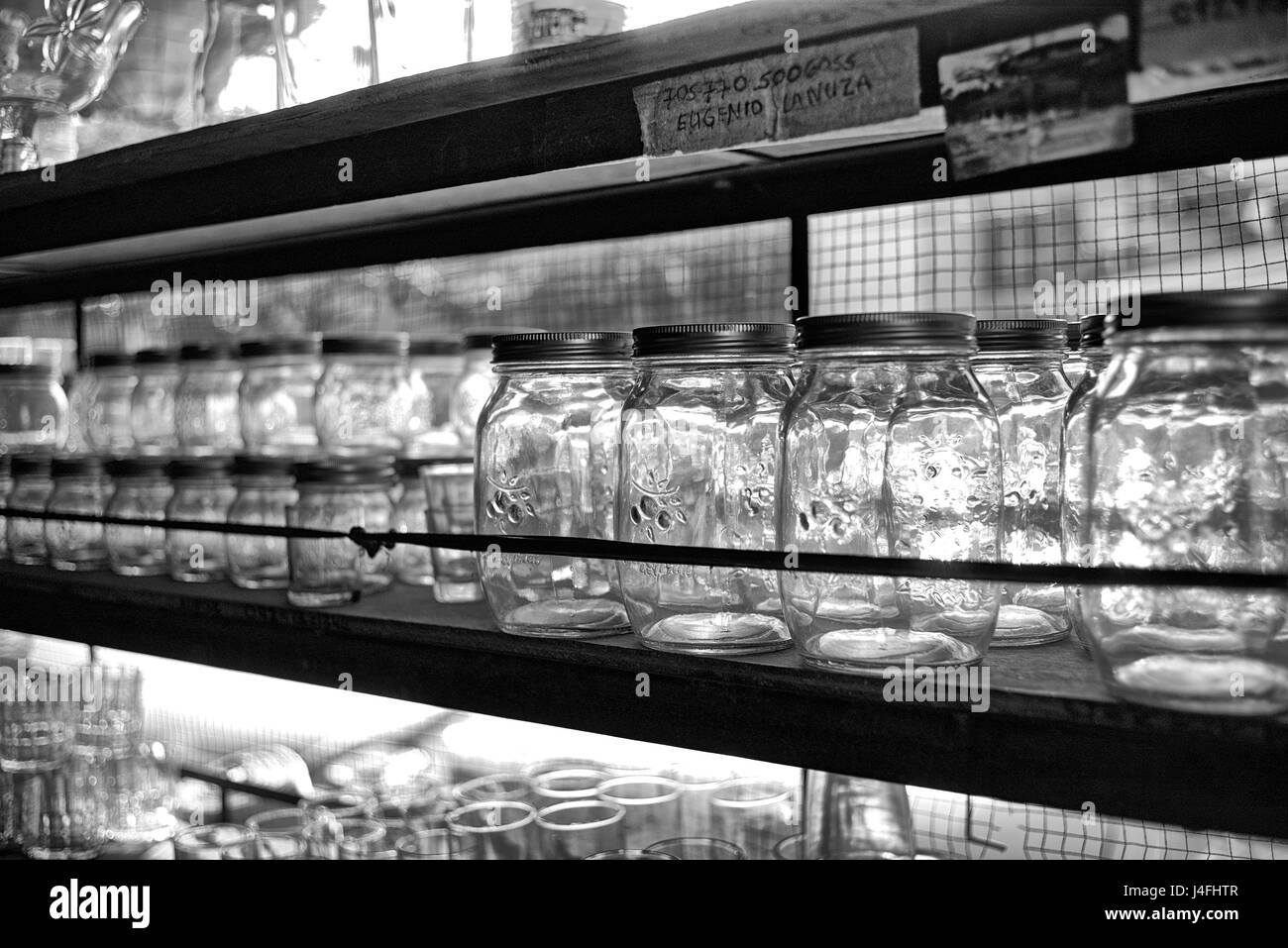Vasetti di vetro in un magazzino generale nelle Filippine. Foto Stock