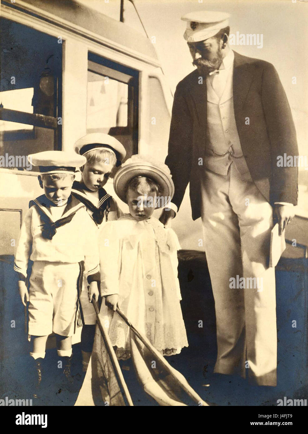 Edward (secondo da sinistra) con suo padre e fratelli minori (Albert e Maria), foto di sua nonna Alexandra, 1899 Foto Stock