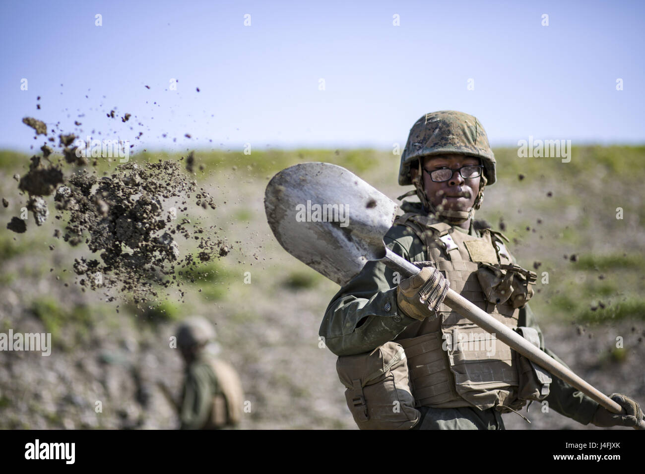 Marine Corps PFC. Jason Taylor pale dello sporco durante l'aviosuperficie danni e riparare la formazione a Marine Corps Air Station Iwakuni, Giappone Foto Stock