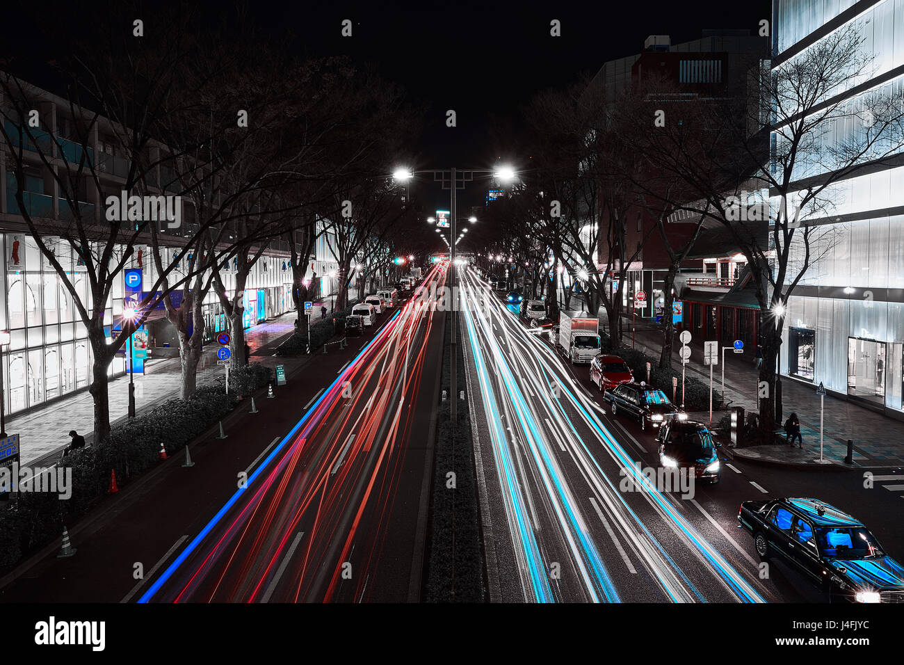 Tokyo - Midnights vertiginoso susseguirsi dei fari delle auto Foto Stock