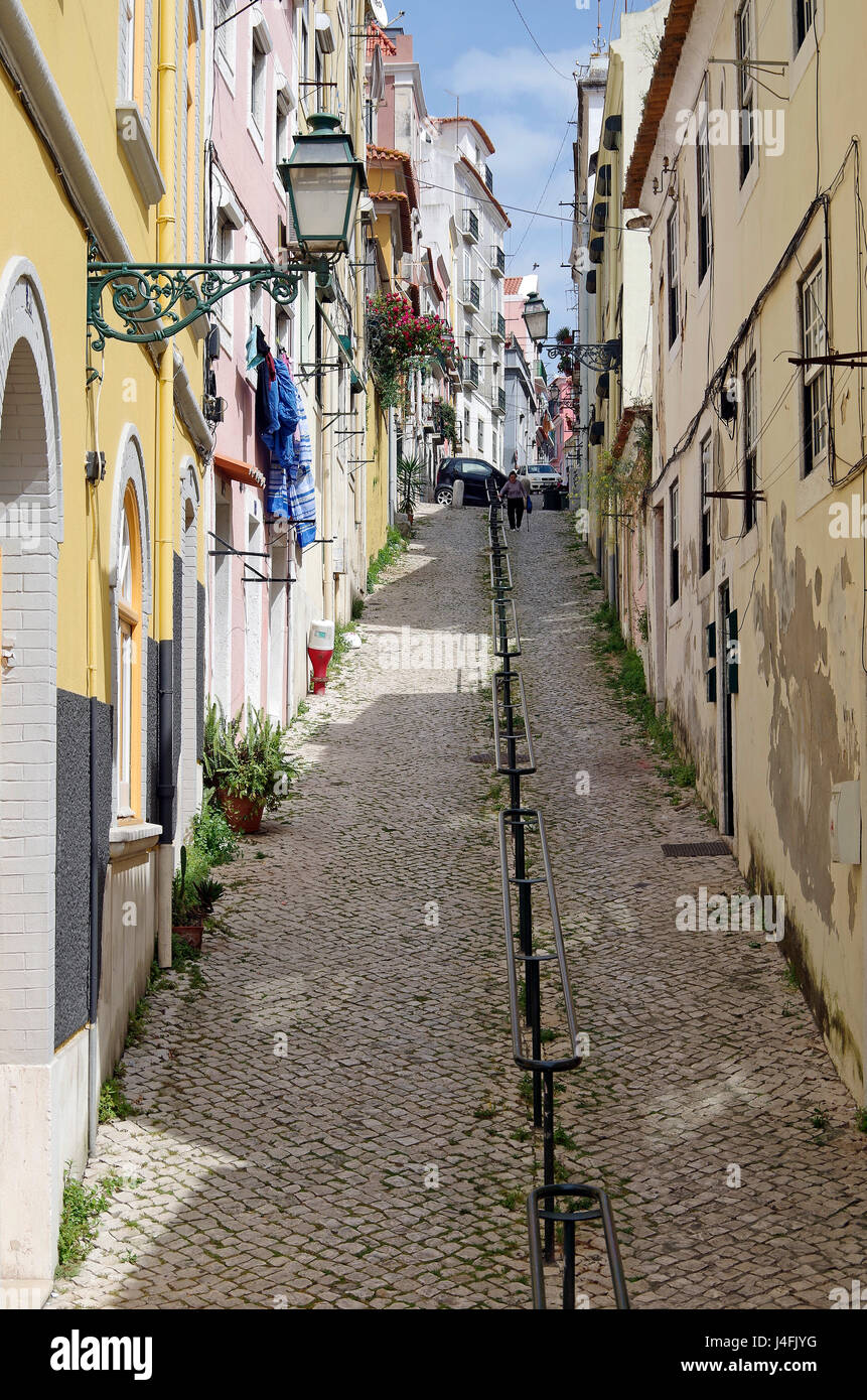 Visualizzare fino Travessa de Peixeira, ripida strada pedonale , all'estremità occidentale del Bairro Alto, Lisbona, Portogallo Foto Stock