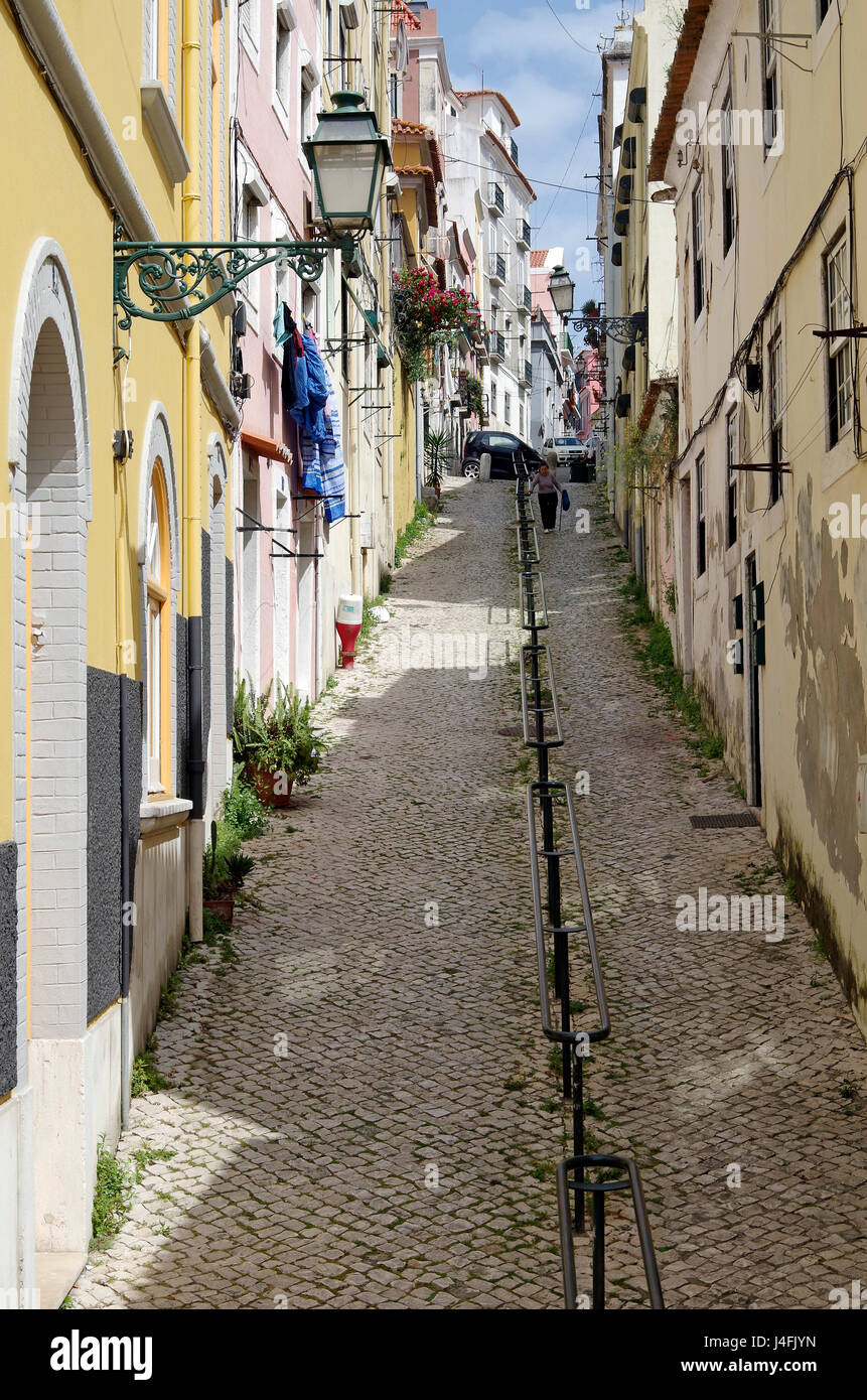 Visualizzare fino Travessa de Peixeira, ripida strada pedonale , all'estremità occidentale del Bairro Alto, Lisbona, Portogallo Foto Stock