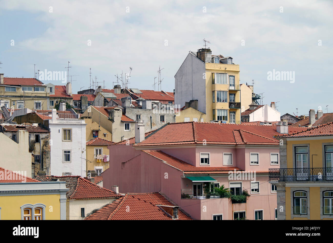 Vista guardando verso est, all'estremità occidentale del Bairro Alto, Lisbona, Portogallo. Foto Stock