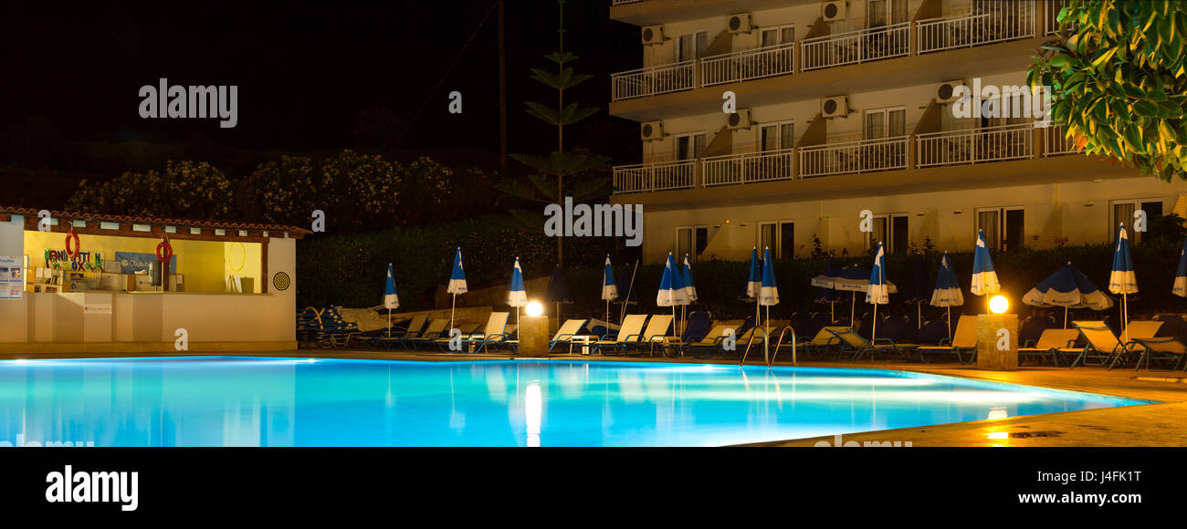 Bali, Grecia - 2 Maggio 2016: Vuoto Piscina con illuminazione senza turisti durante la notte in hotel. Rilassatevi in piscina con acque blu cristallo nel Resort hotel Foto Stock