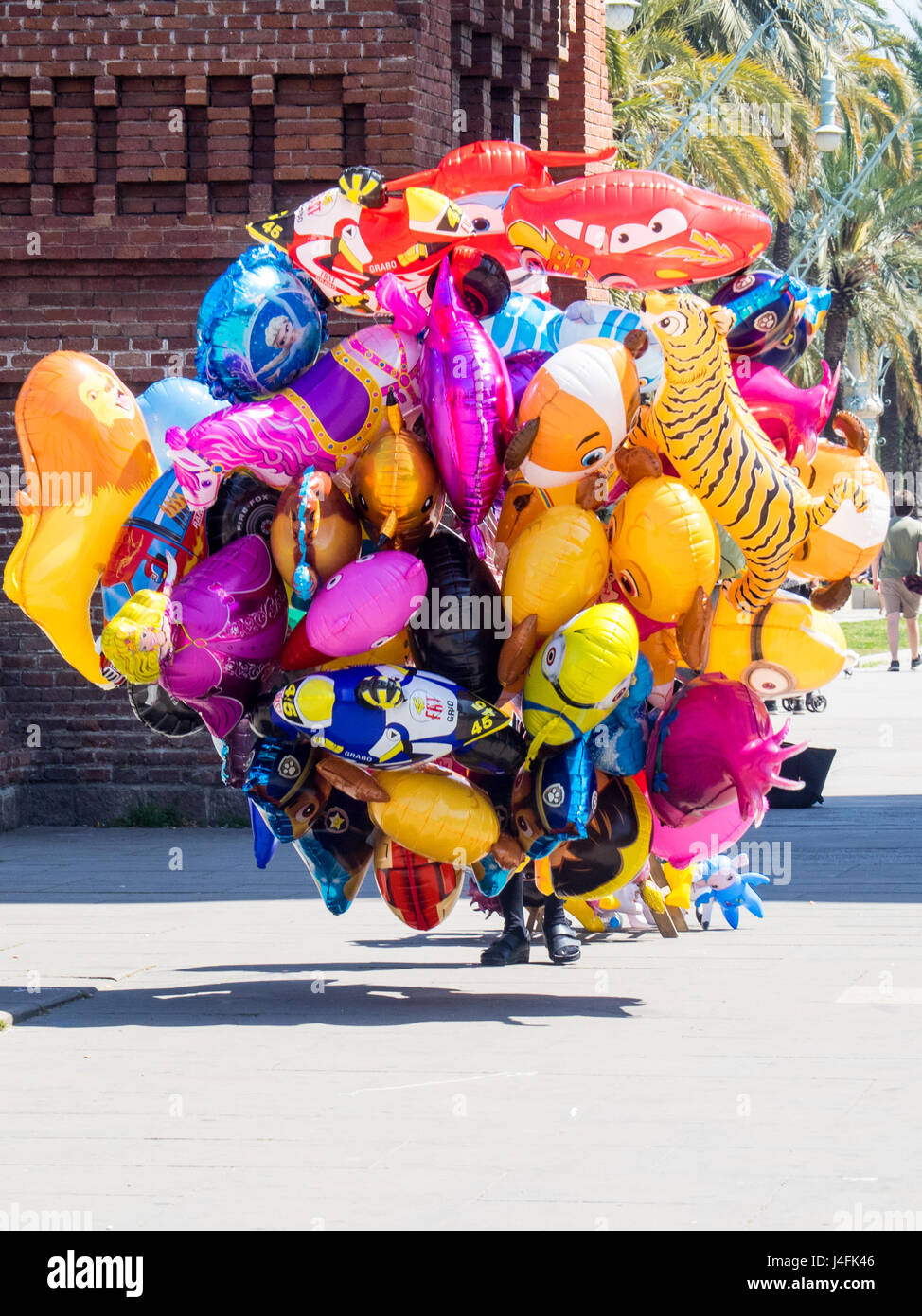 Un busker nascosti da palloncini colorati in vendita Foto stock - Alamy