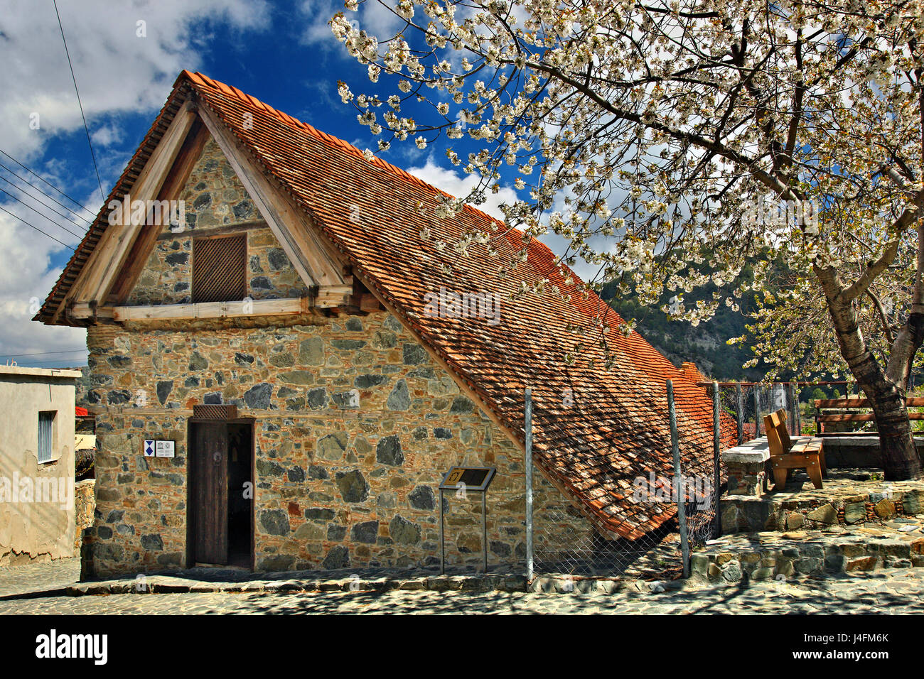 La chiesa di San Michele Arcangelo (sito del patrimonio culturale mondiale dell'unesco) a pedoulas village, troodos mountain, Cipro Foto Stock