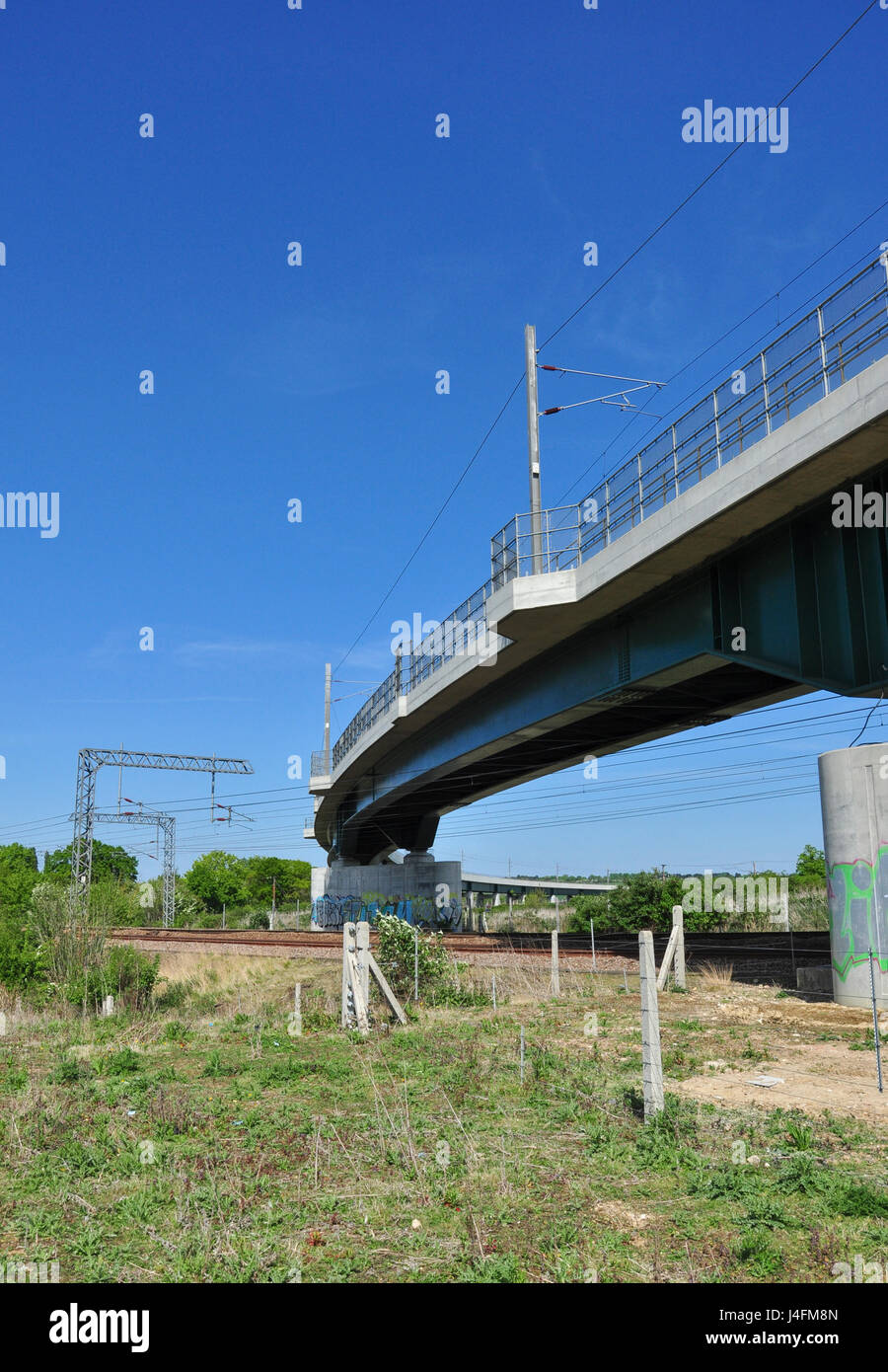 Cavalcavia ferroviario per il Cambridge percorso attraversa la East Coast Main Line, Hitchin, Hertfordshire, Inghilterra, Regno Unito Foto Stock