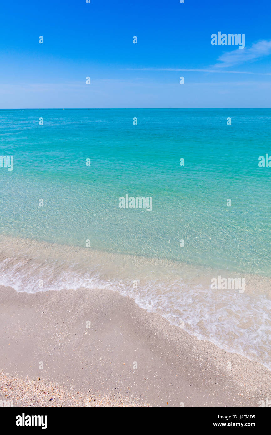 Spiaggia con calma chiaro aqua marine delle acque del Golfo del Messico da Gasparilla Island in Florida Foto Stock