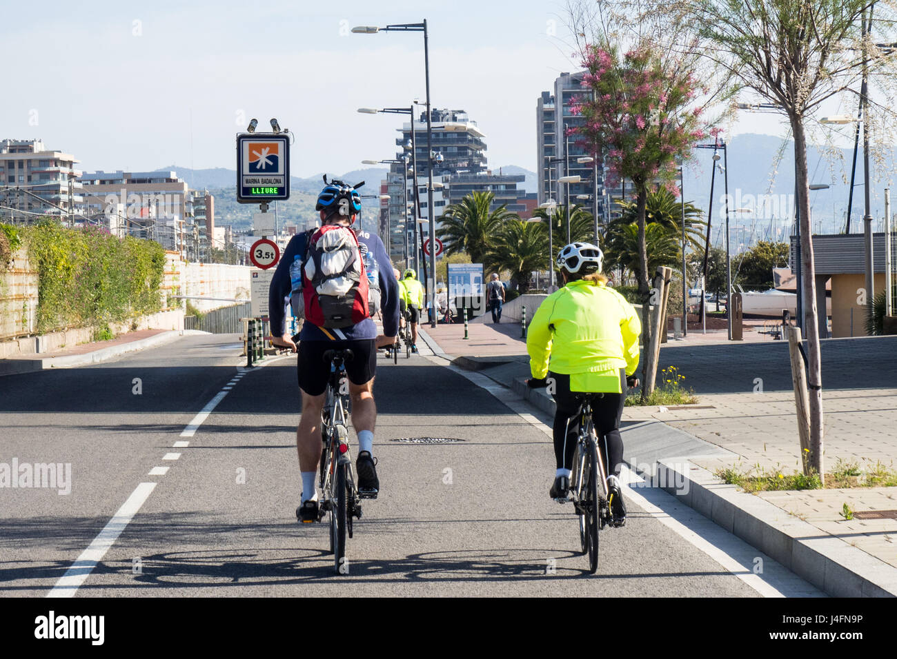 Cicloturisti in bicicletta sulle N-11 nord di Barcellona verso Badalona, Spagna. Foto Stock