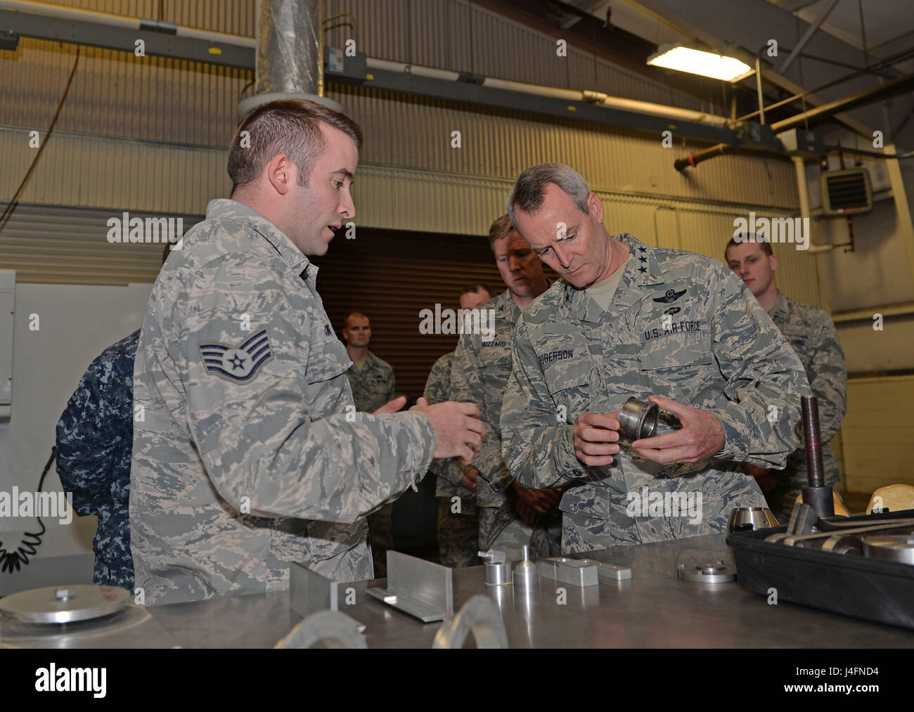 Il personale Sgt. Isaac King, xxxiii Manutenzione aeromobili squadrone tecnico di metalli, mostra Lt. Gen. Darryl Roberson, aria Istruzione Formazione comandante del Comando, un empennage orizzontale durante un tour a Eglin Air Force Base in Florida, Feb 18, 2016. Xxxiii Fighter Wing innovazioni come questa sono utilizzati da F-35un fulmine basi II attraverso gli Stati Uniti. (U.S. Air Force Photo/ Senior Airman Andrea Posey) Foto Stock